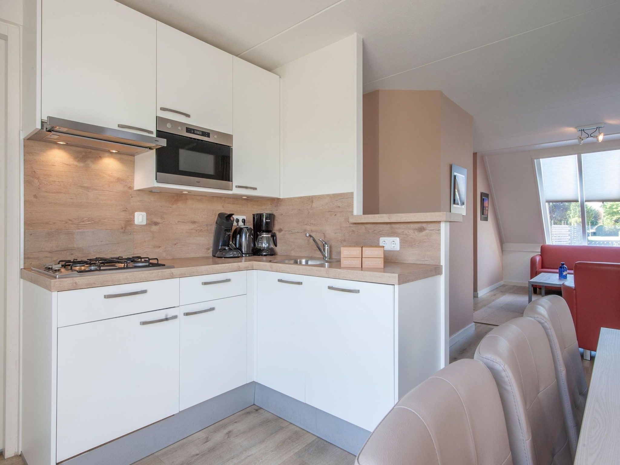 De keuken van Vakantiepark Zeeland Village 4 in Scharendijke