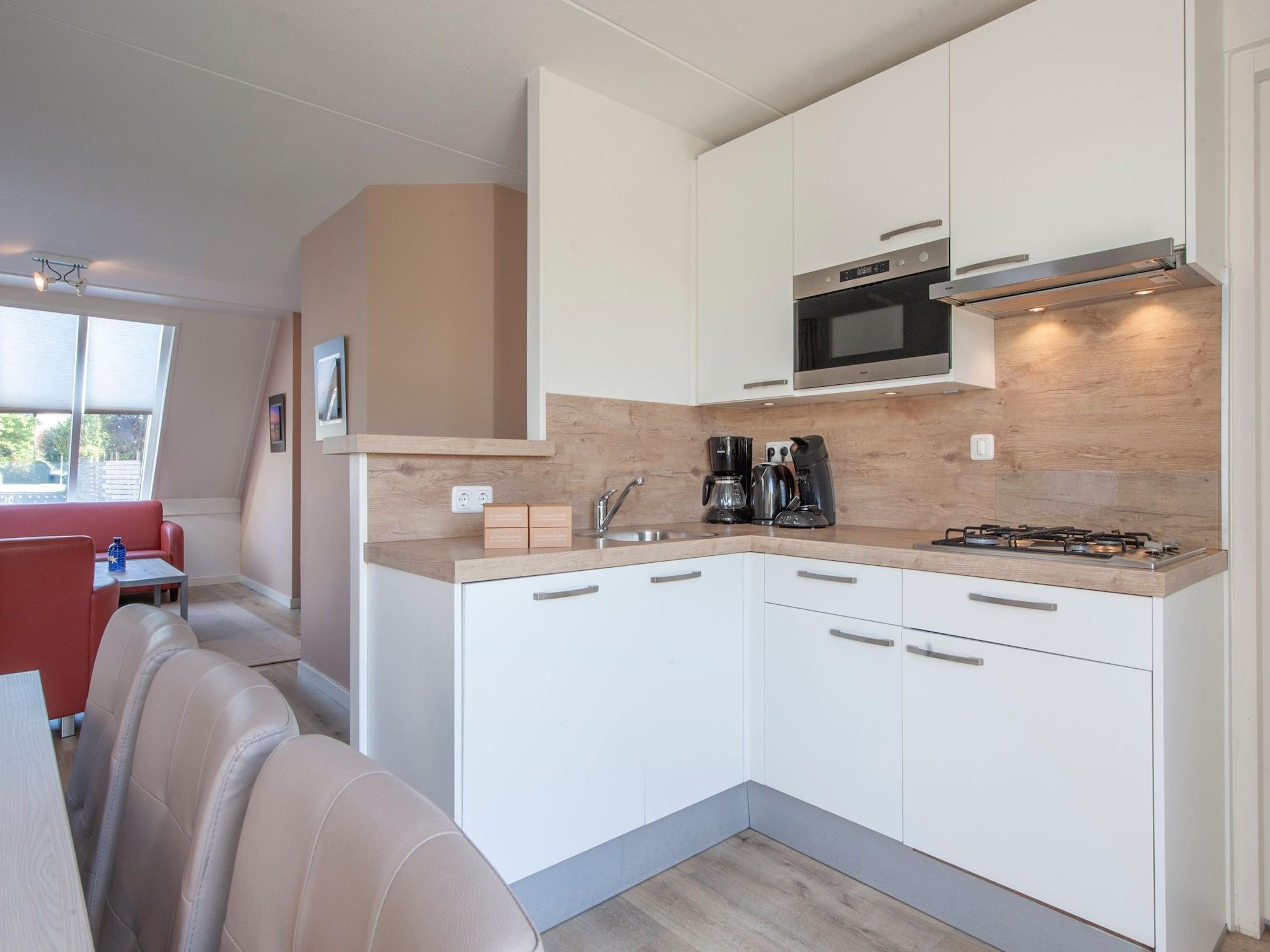 De keuken van Vakantiepark Zeeland Village 4 in Scharendijke