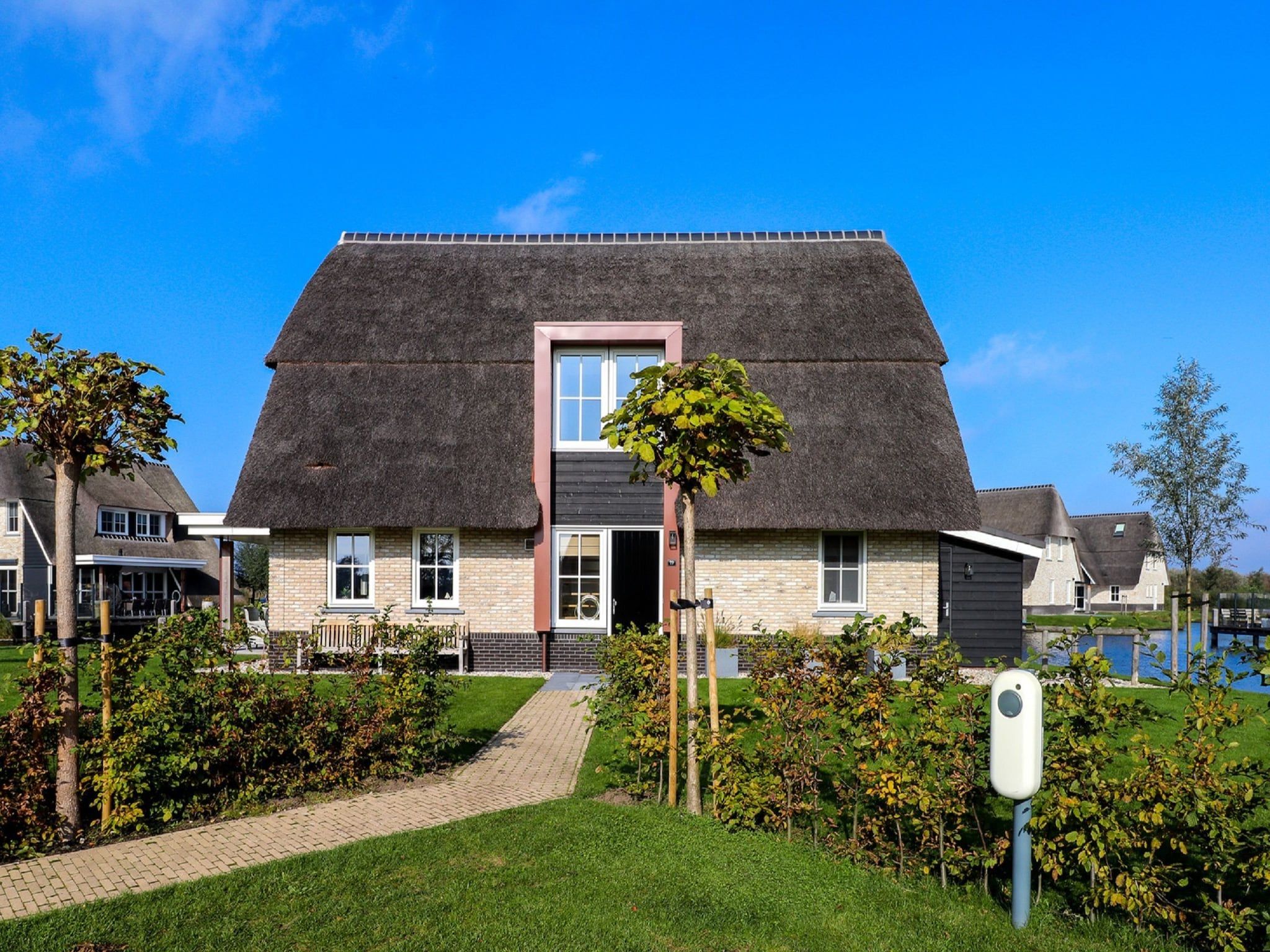 De buitenkant van Friese Meren Villa's 16 in Delfstrahuizen