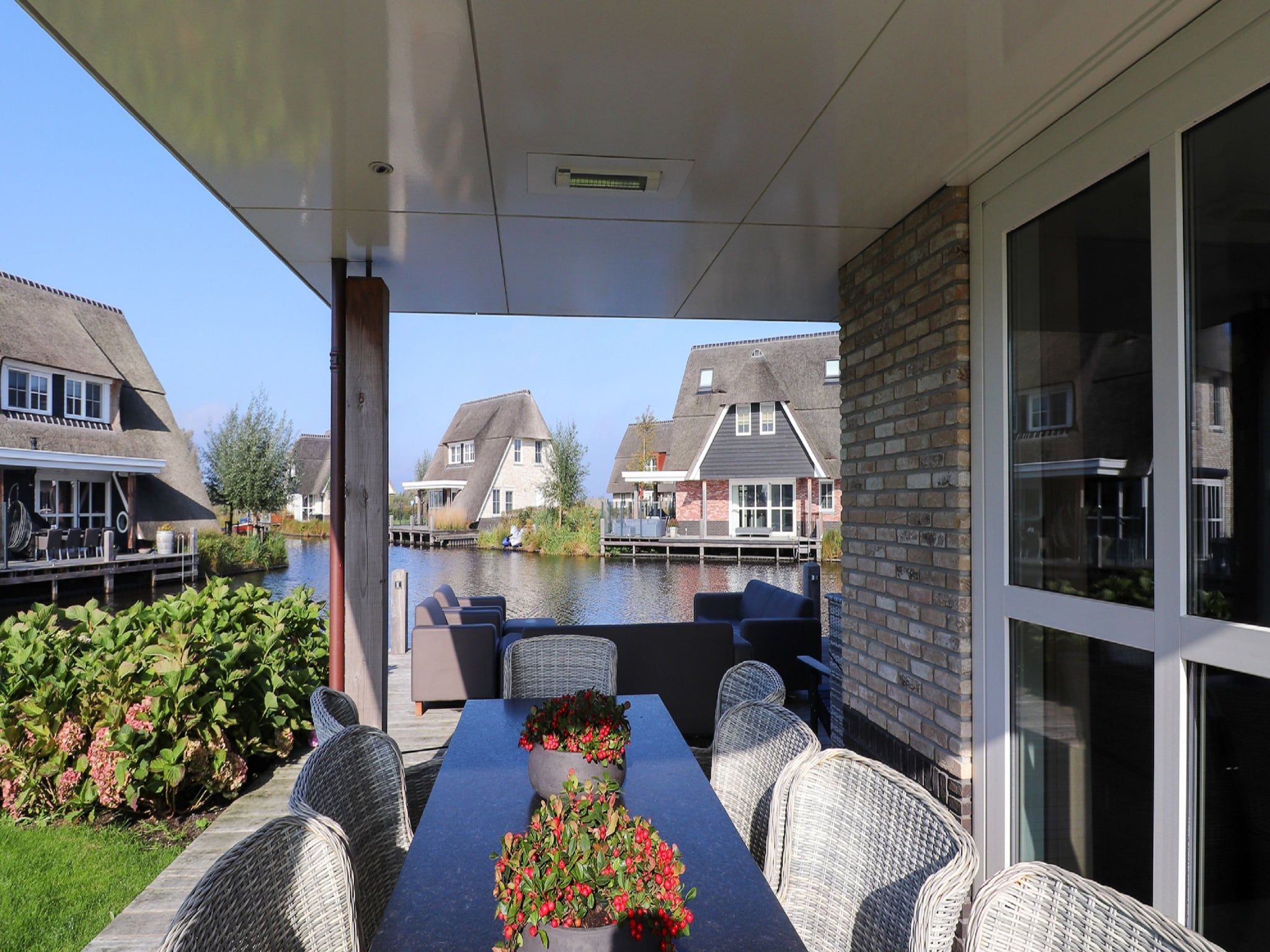 Het terras van Friese Meren Villa's 16 in Delfstrahuizen