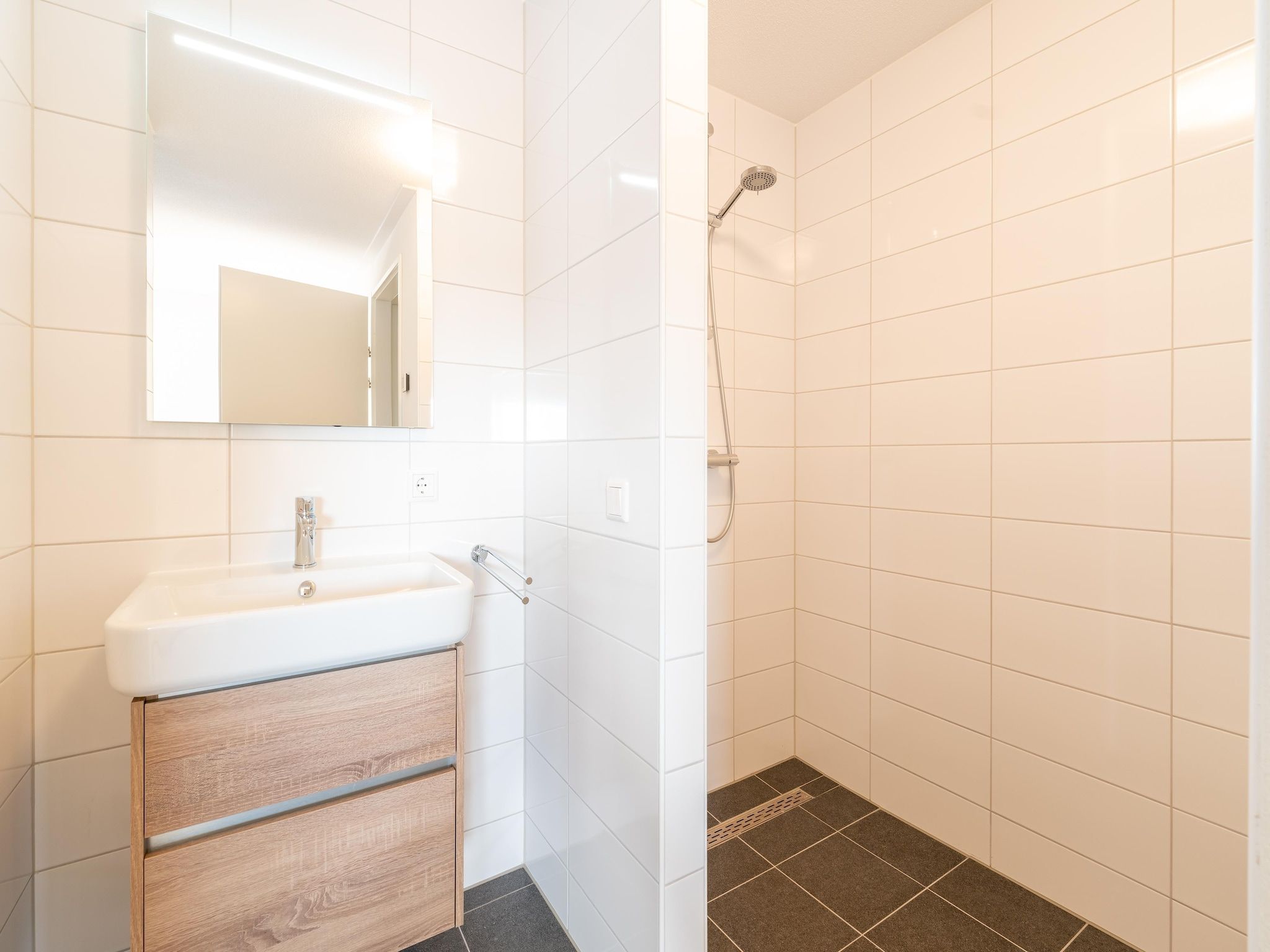 De badkamer van De Ooievaar Huis NR 23 in Scherpenisse