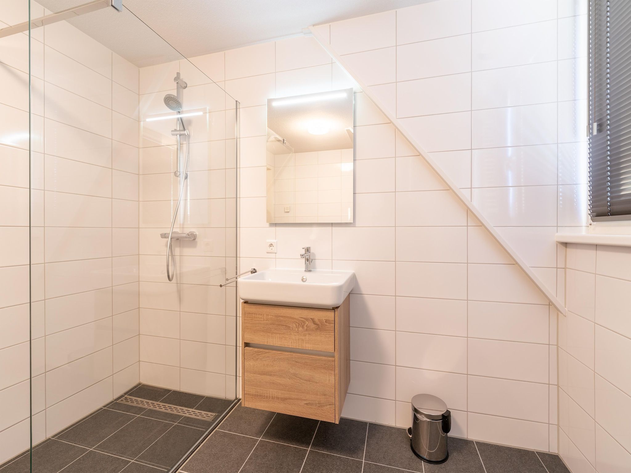 De badkamer van De Ooievaar Huis NR 23 in Scherpenisse