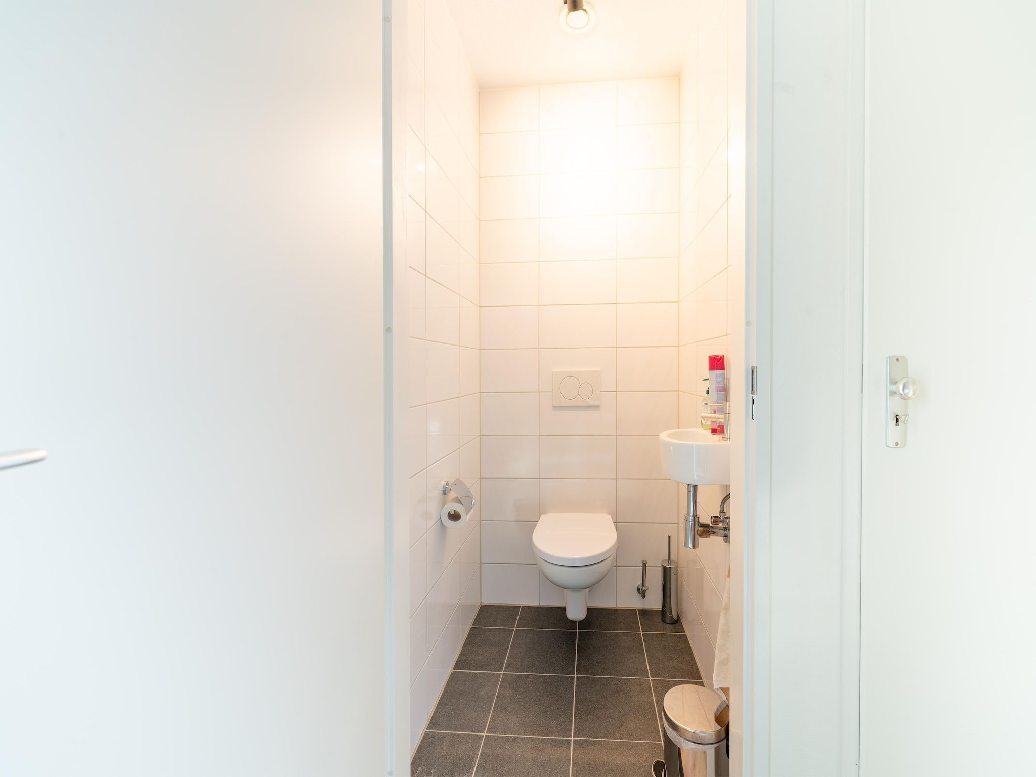 De badkamer van De Ooievaar Huis NR 23 in Scherpenisse