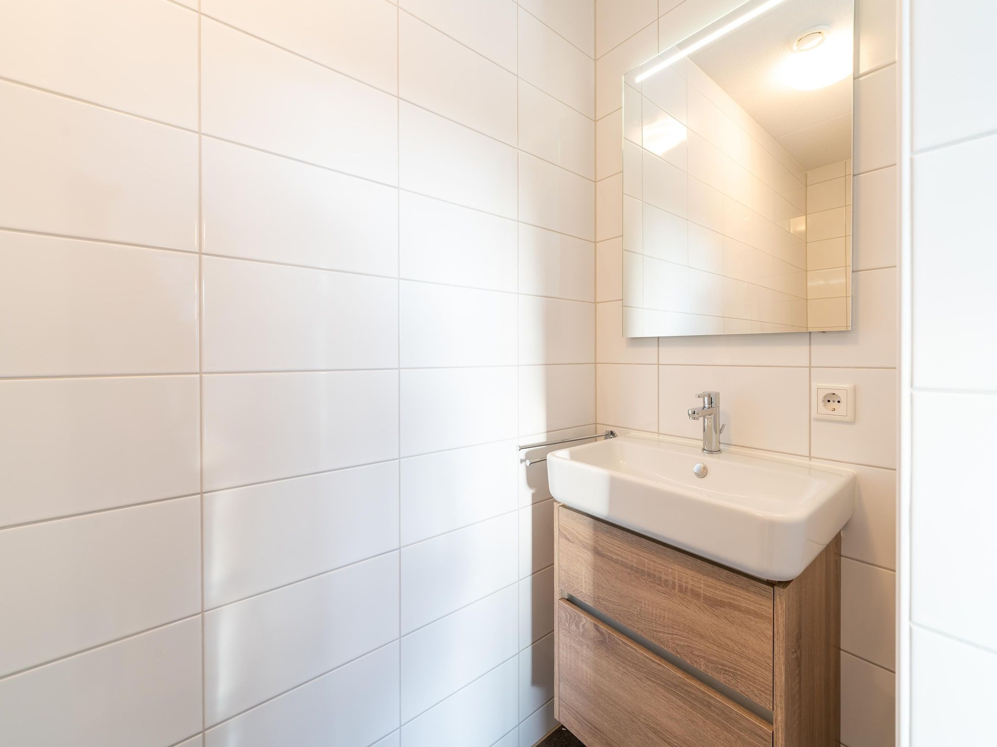 De badkamer van De Ooievaar Huis NR 23 in Scherpenisse