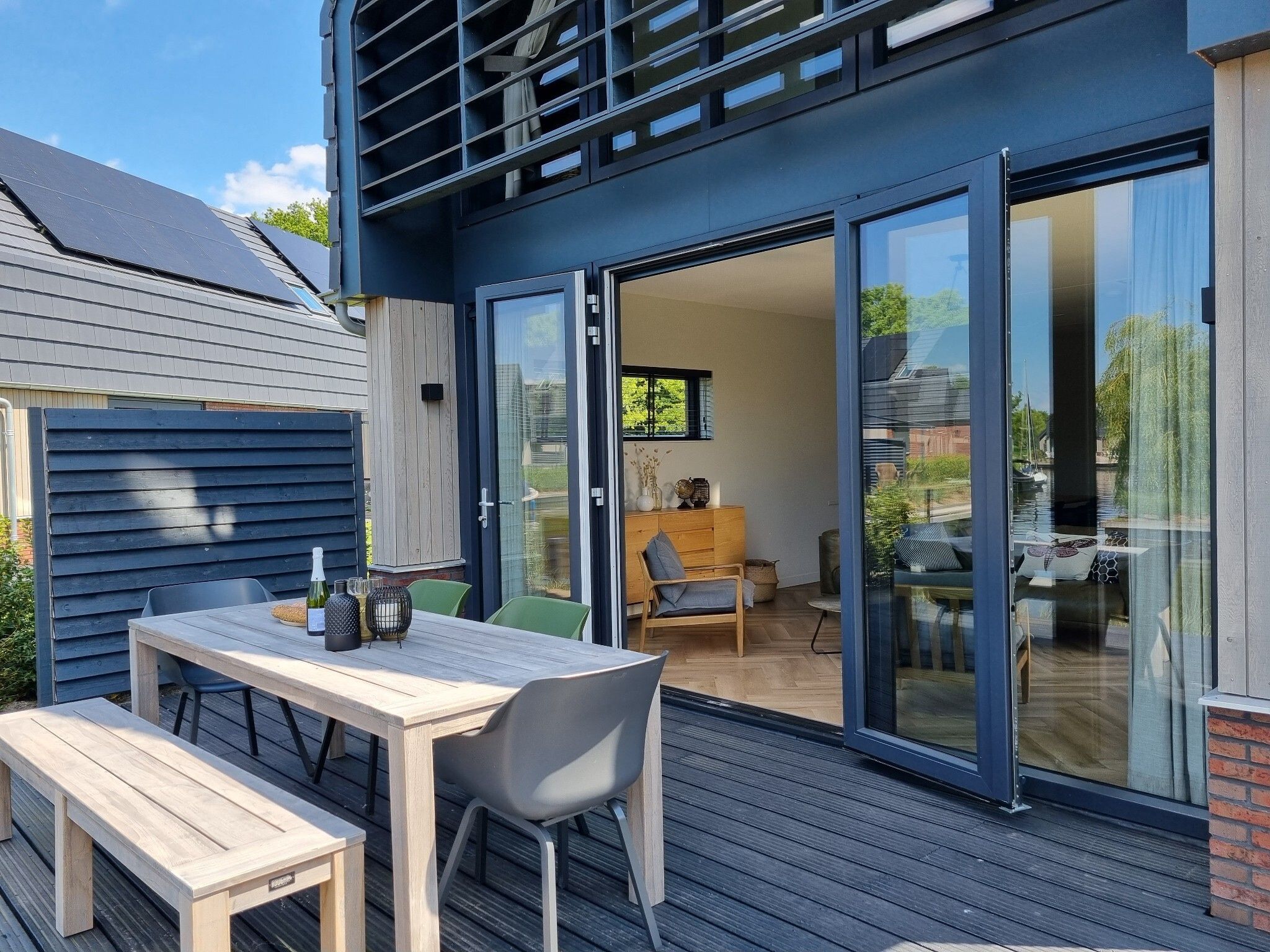 Het terras van Watervilla Acht in Balk