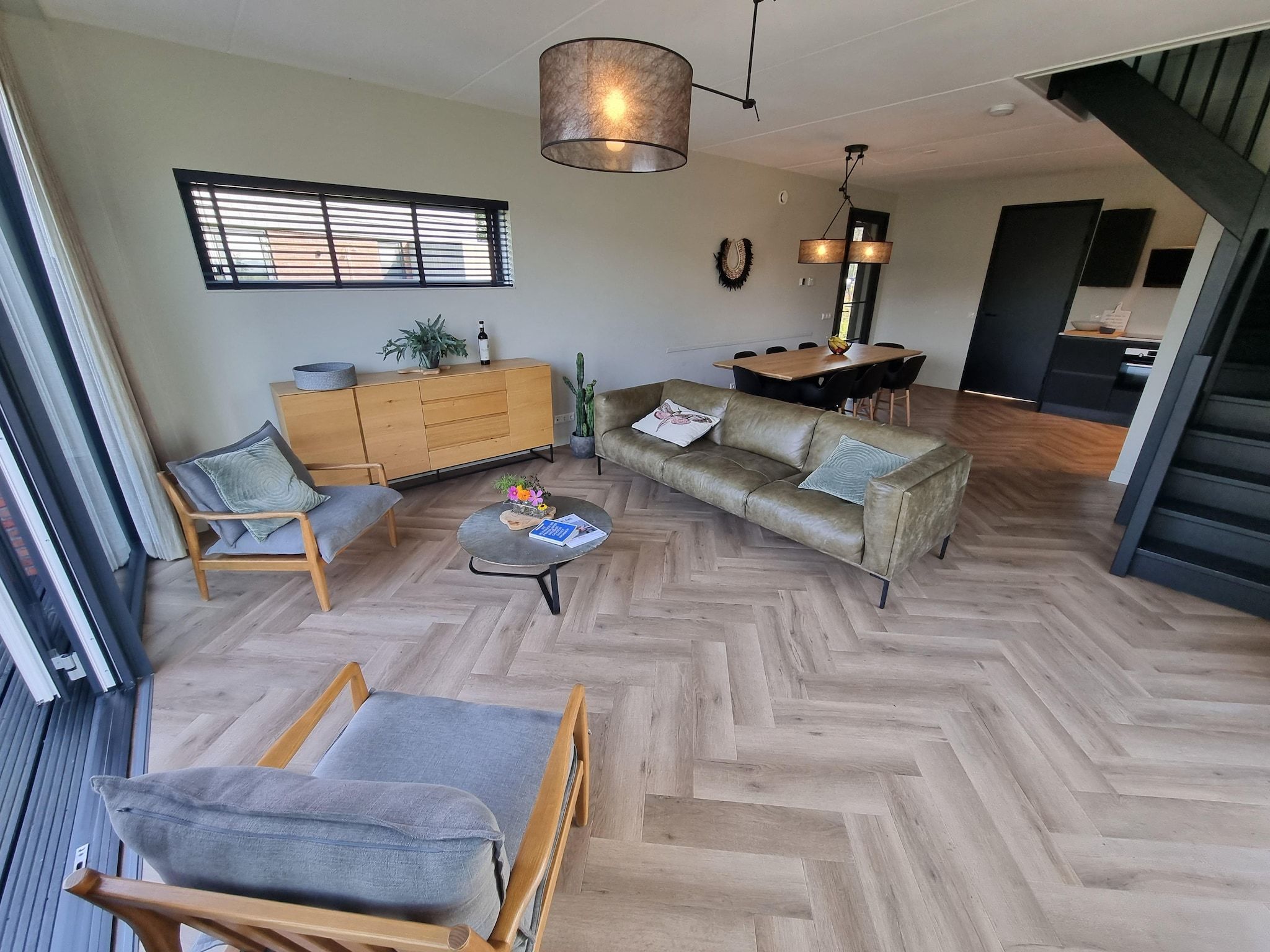 De woonkamer van Watervilla Acht in Balk