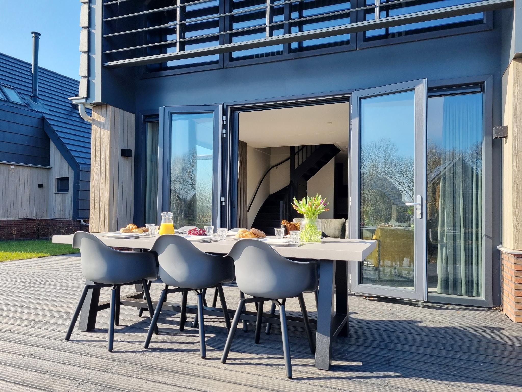 Het terras van Watervilla Tolve in Balk