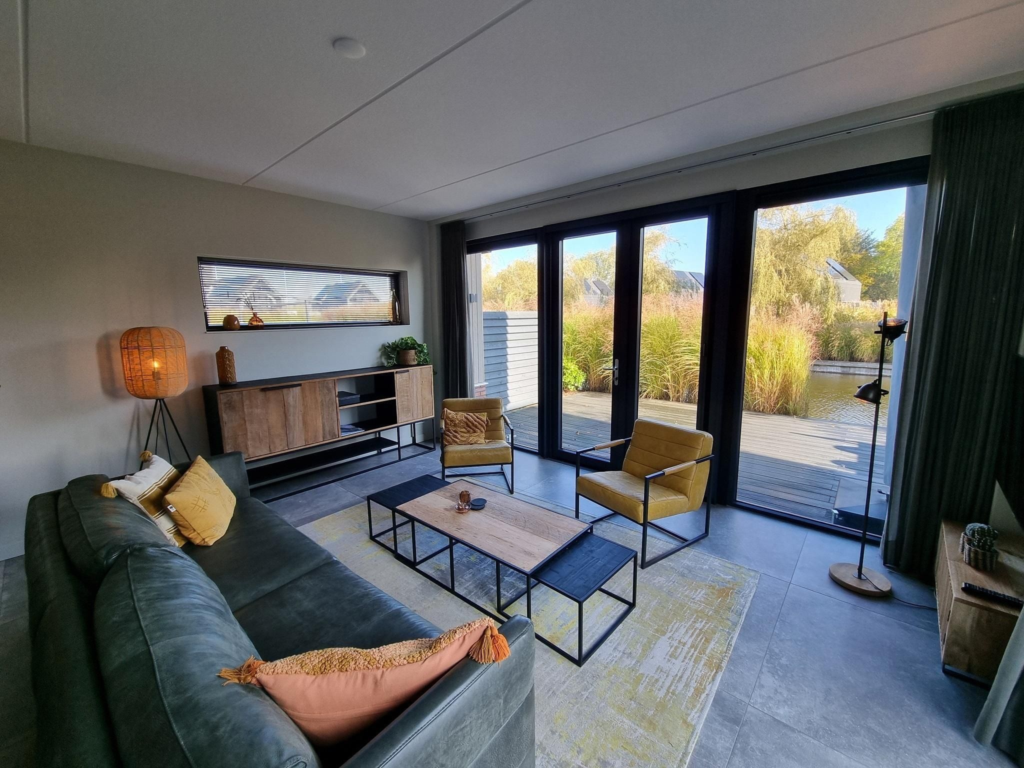 De woonkamer van Watervilla Tolve in Balk