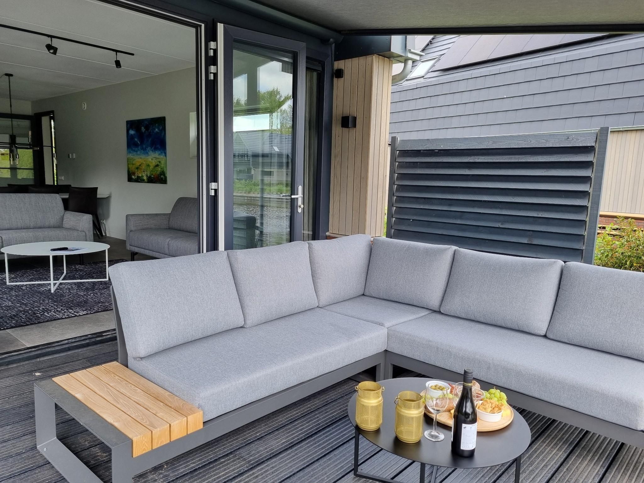 Het terras van Watervilla Santjin in Balk