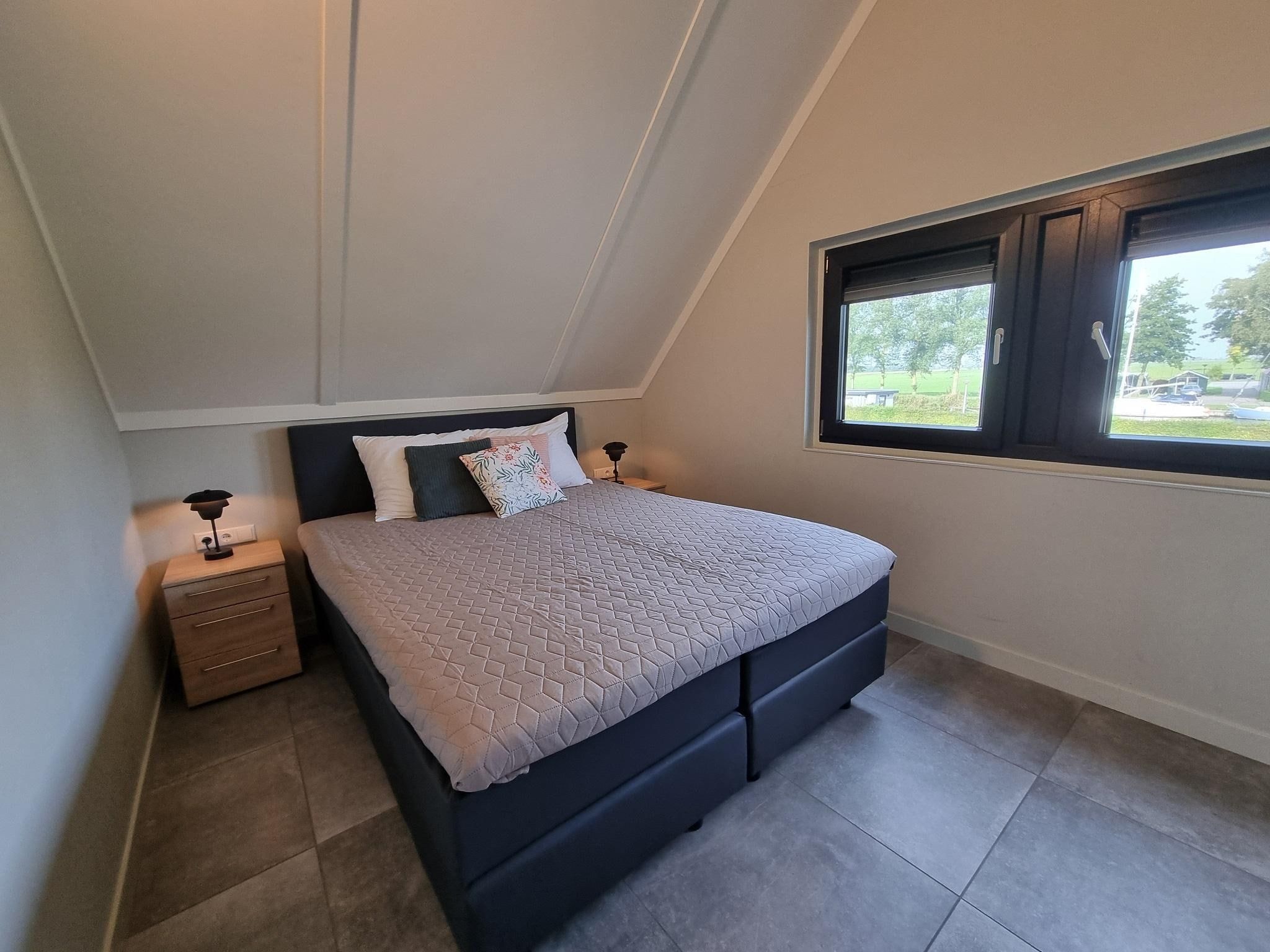 Een slaapkamer van Watervilla Santjin in Balk