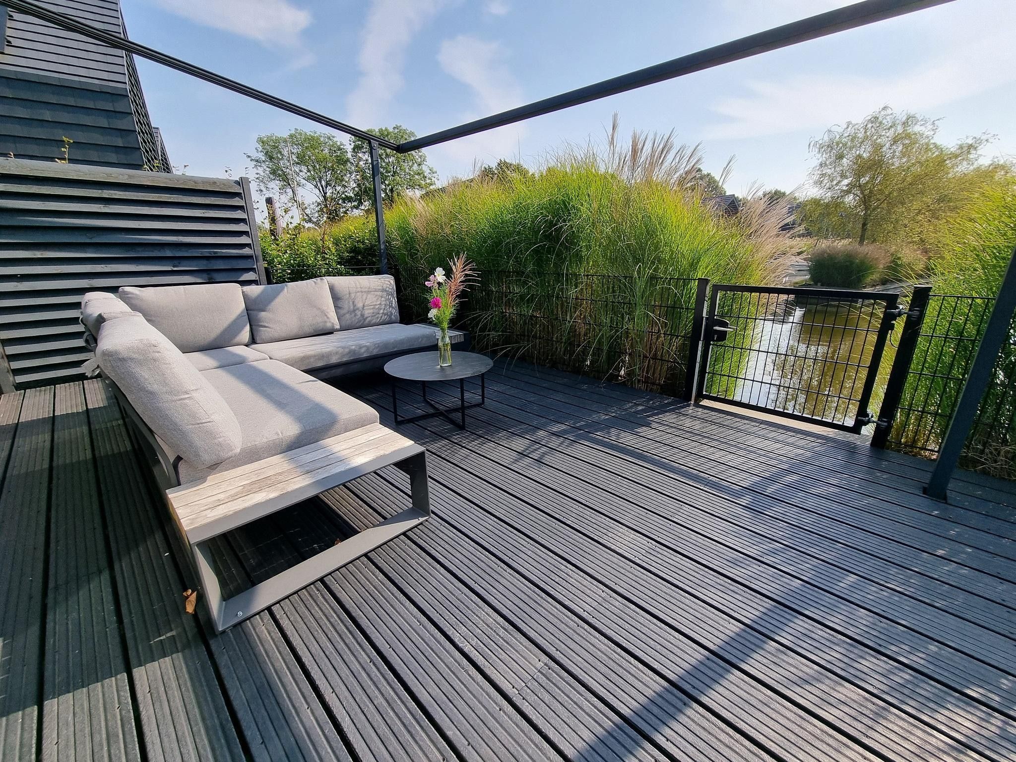 Het terras van Watervilla Santjin in Balk