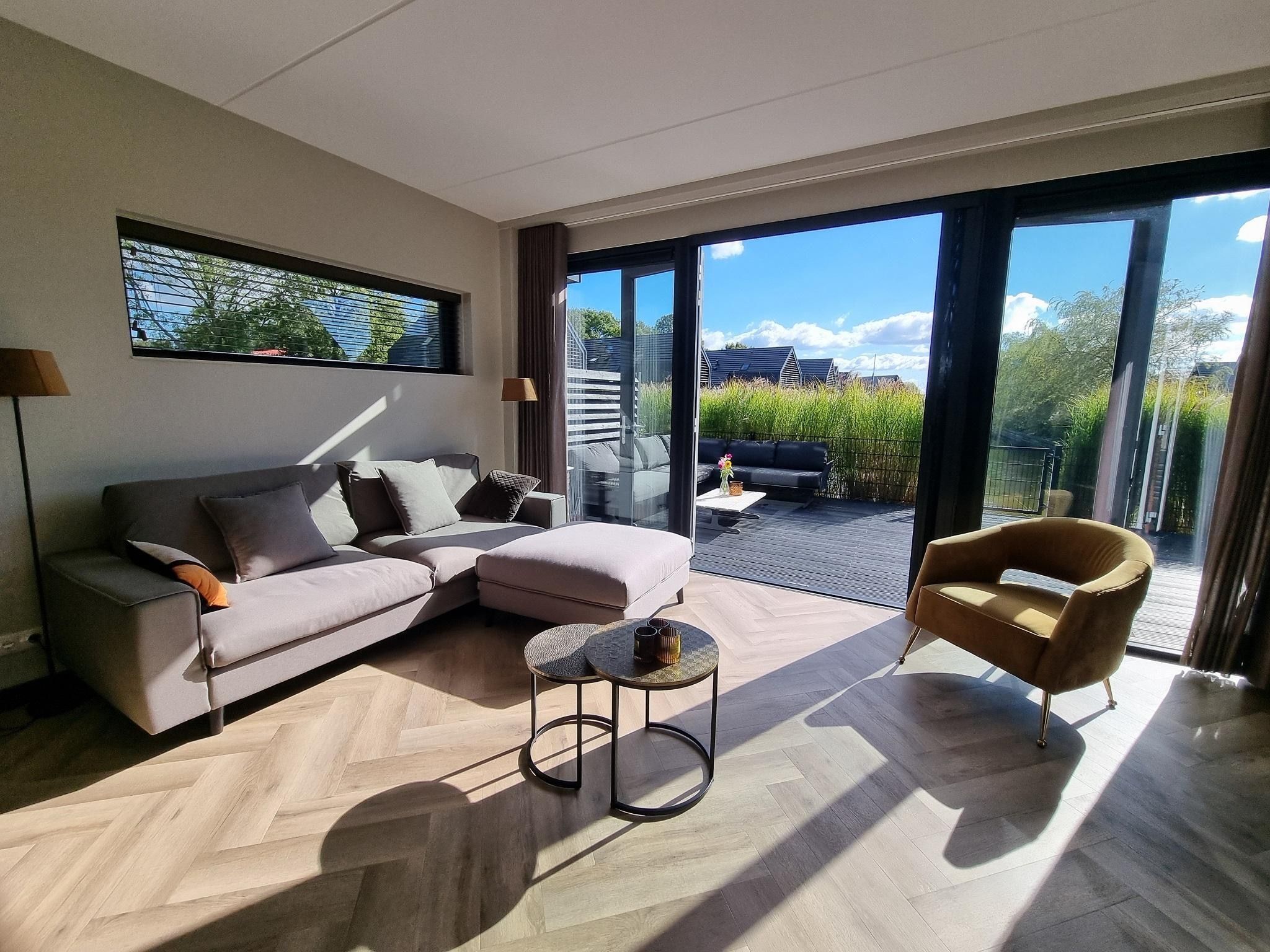 De woonkamer van Watervilla Achttjin in Balk