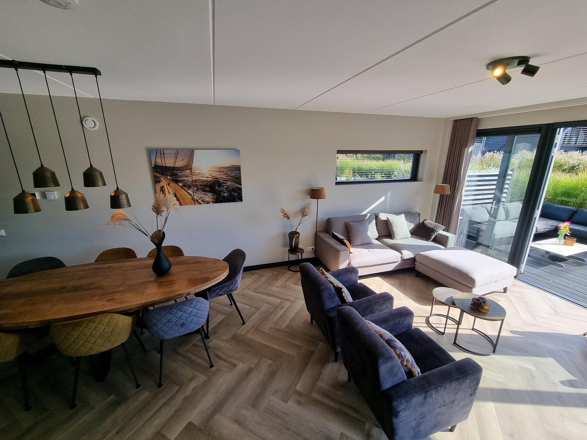 De woonkamer van Watervilla Achttjin in Balk