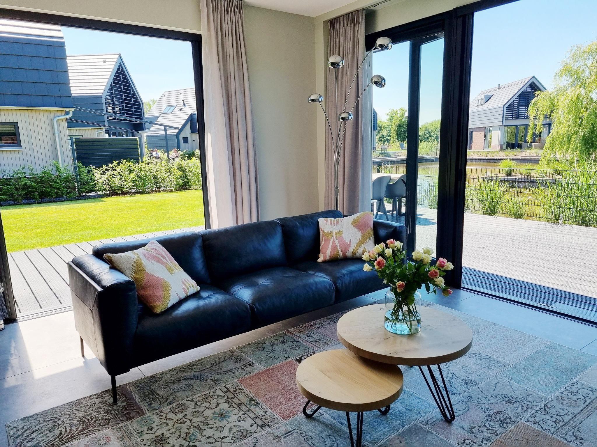 De woonkamer van Watervilla Fiif in Balk