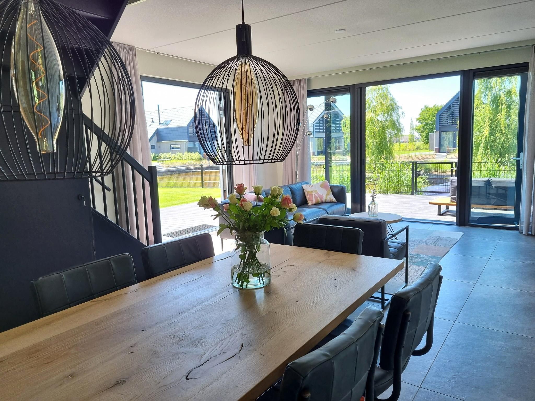 De eetkamer van Watervilla Fiif in Balk