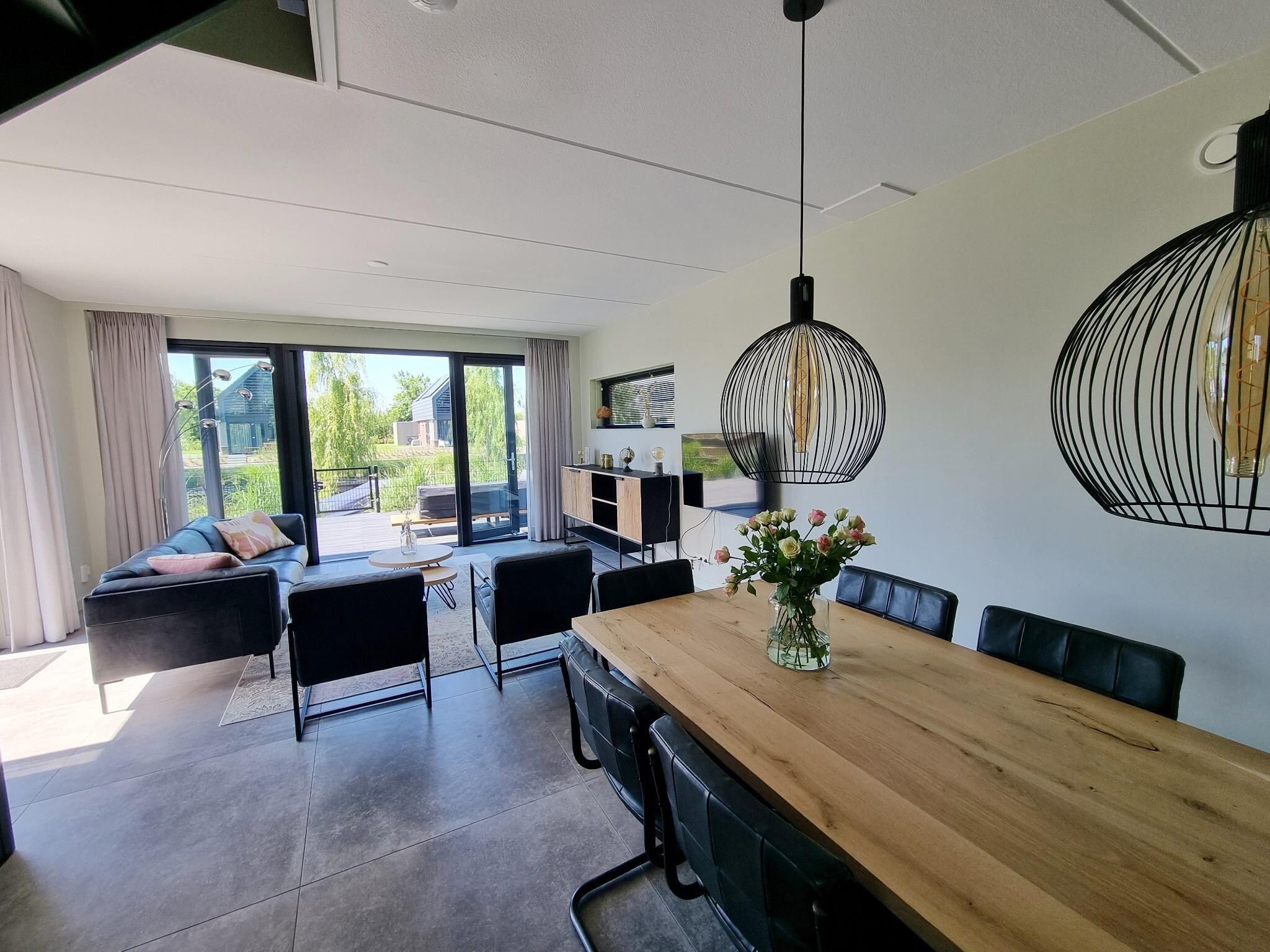 De eetkamer van Watervilla Fiif in Balk