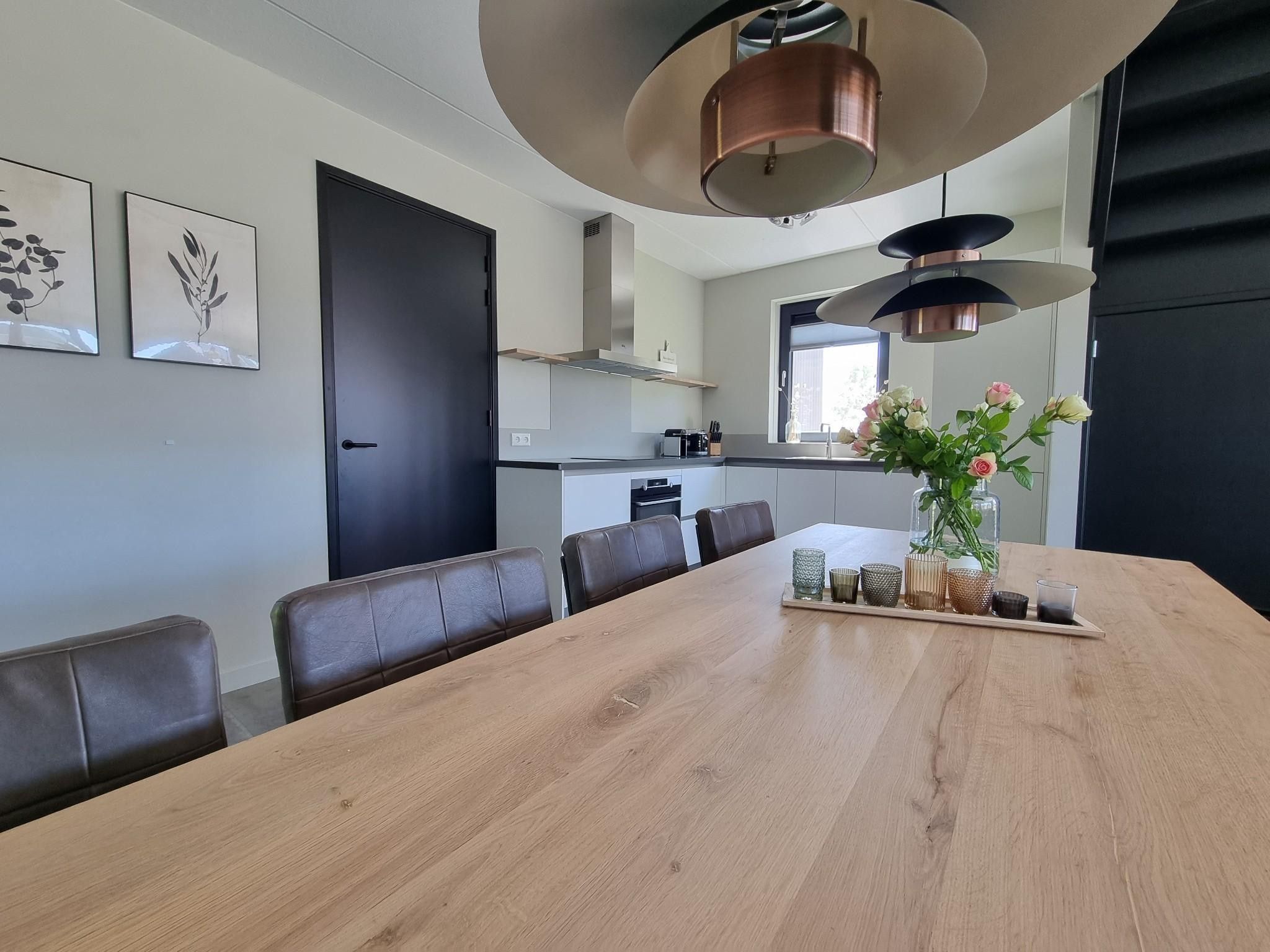 De eetkamer van Watervilla San in Balk