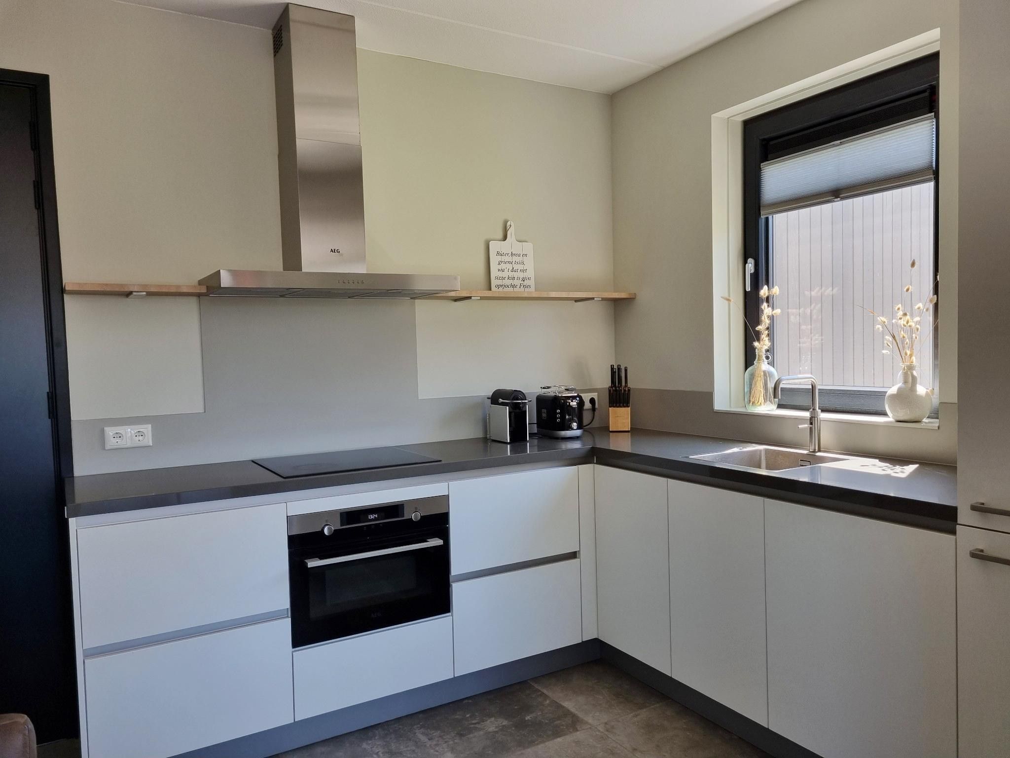 De keuken van Watervilla San in Balk