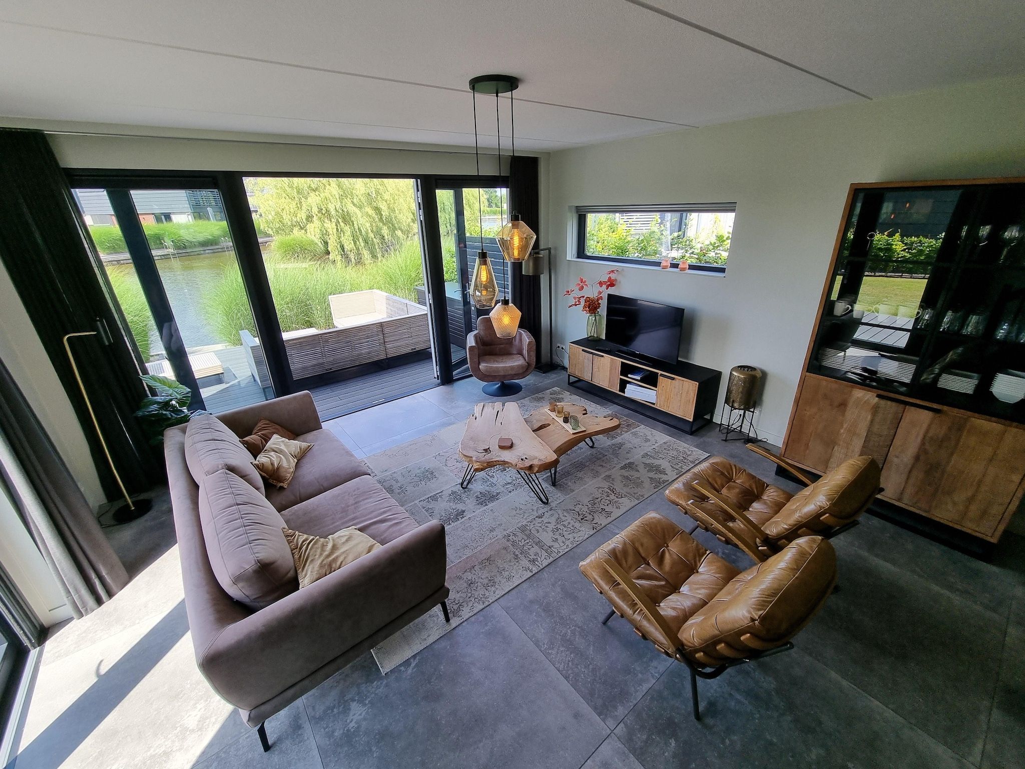 De woonkamer van Watervilla San in Balk