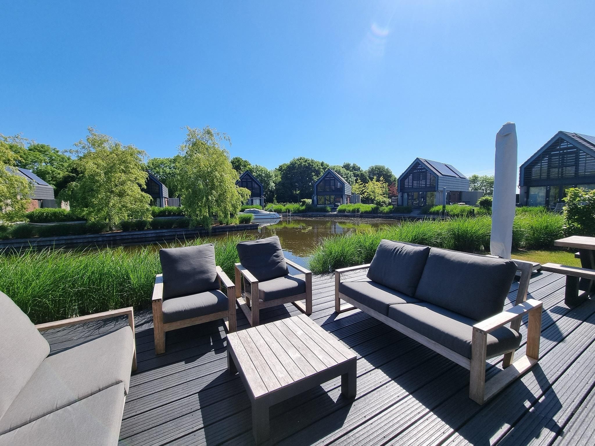 Het terras van Watervilla Tsien in Balk