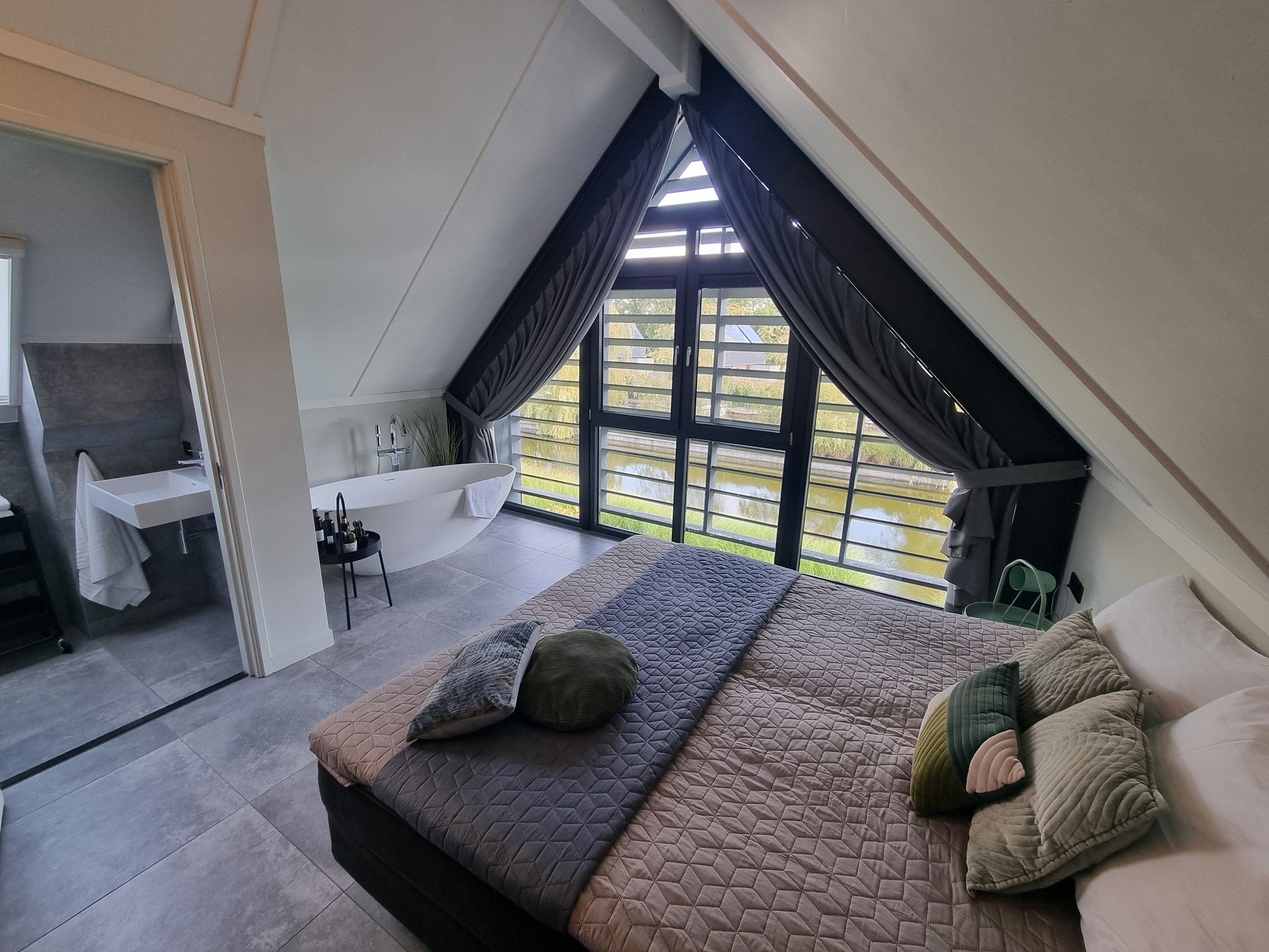 Een slaapkamer van Watervilla Tsien in Balk