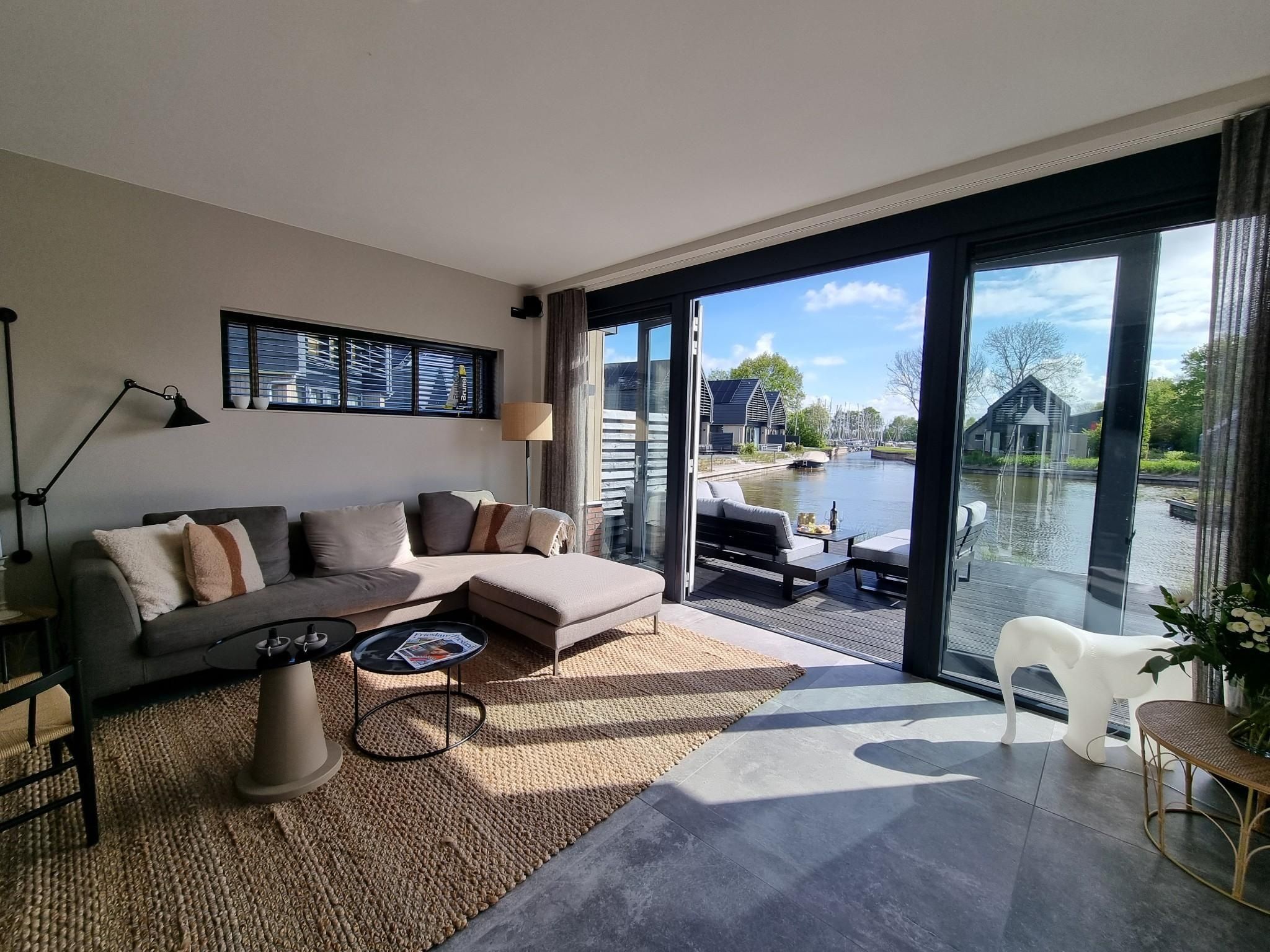 De woonkamer van Watervilla Fiiftjin in Balk