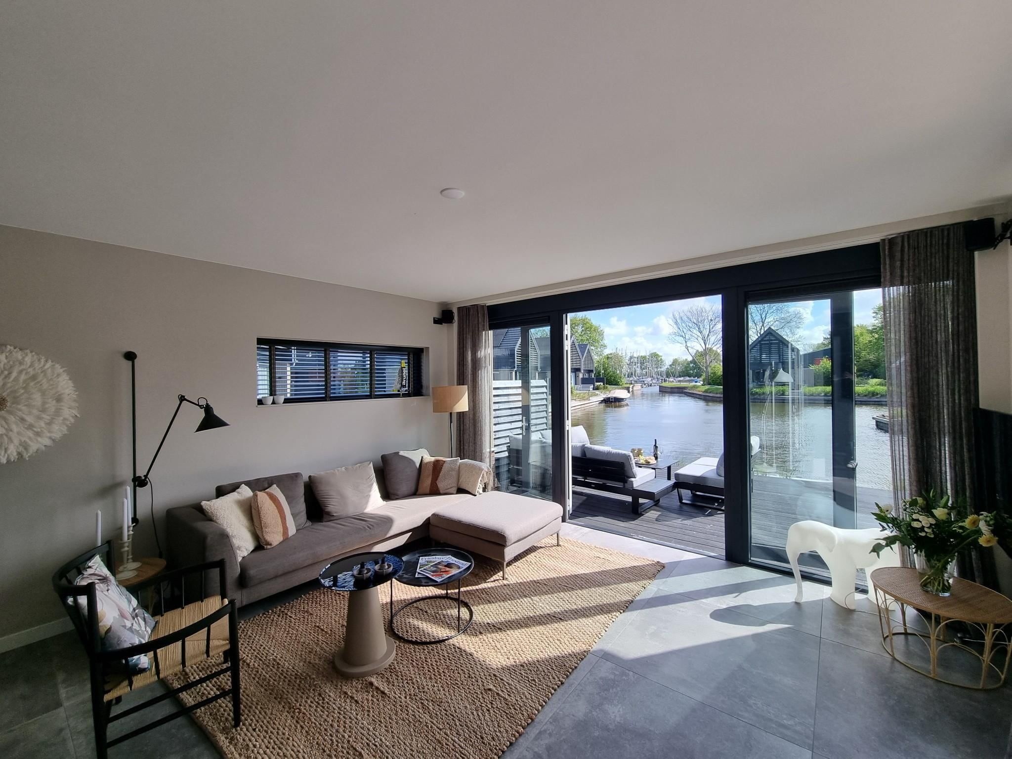 De woonkamer van Watervilla Fiiftjin in Balk