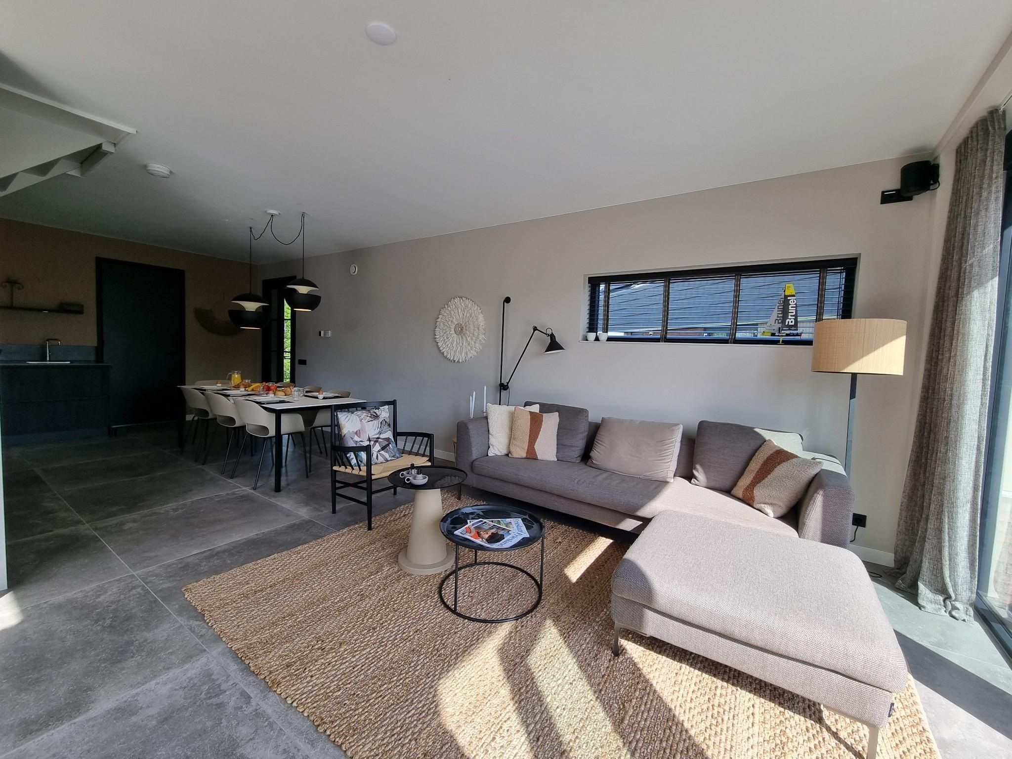 De woonkamer van Watervilla Fiiftjin in Balk