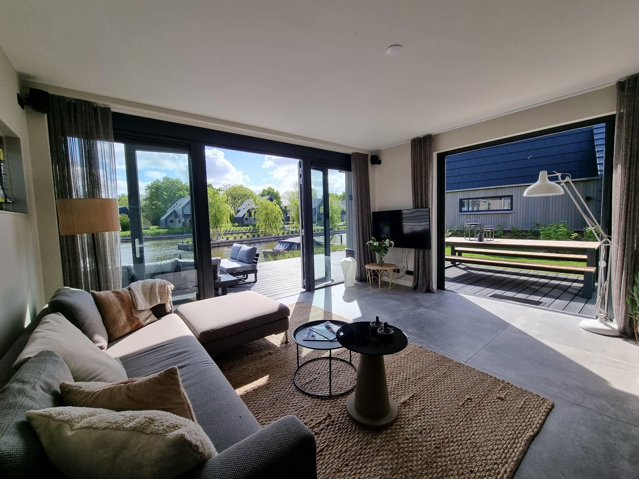 De woonkamer van Watervilla Fiiftjin in Balk