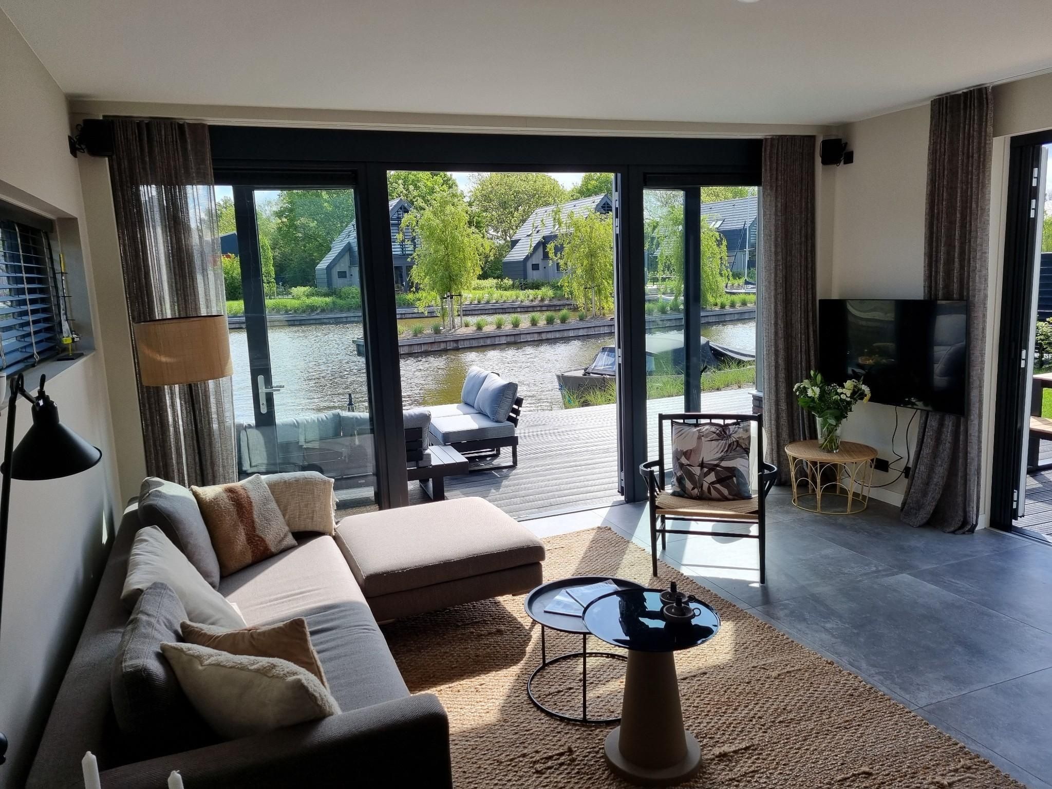 De woonkamer van Watervilla Fiiftjin in Balk