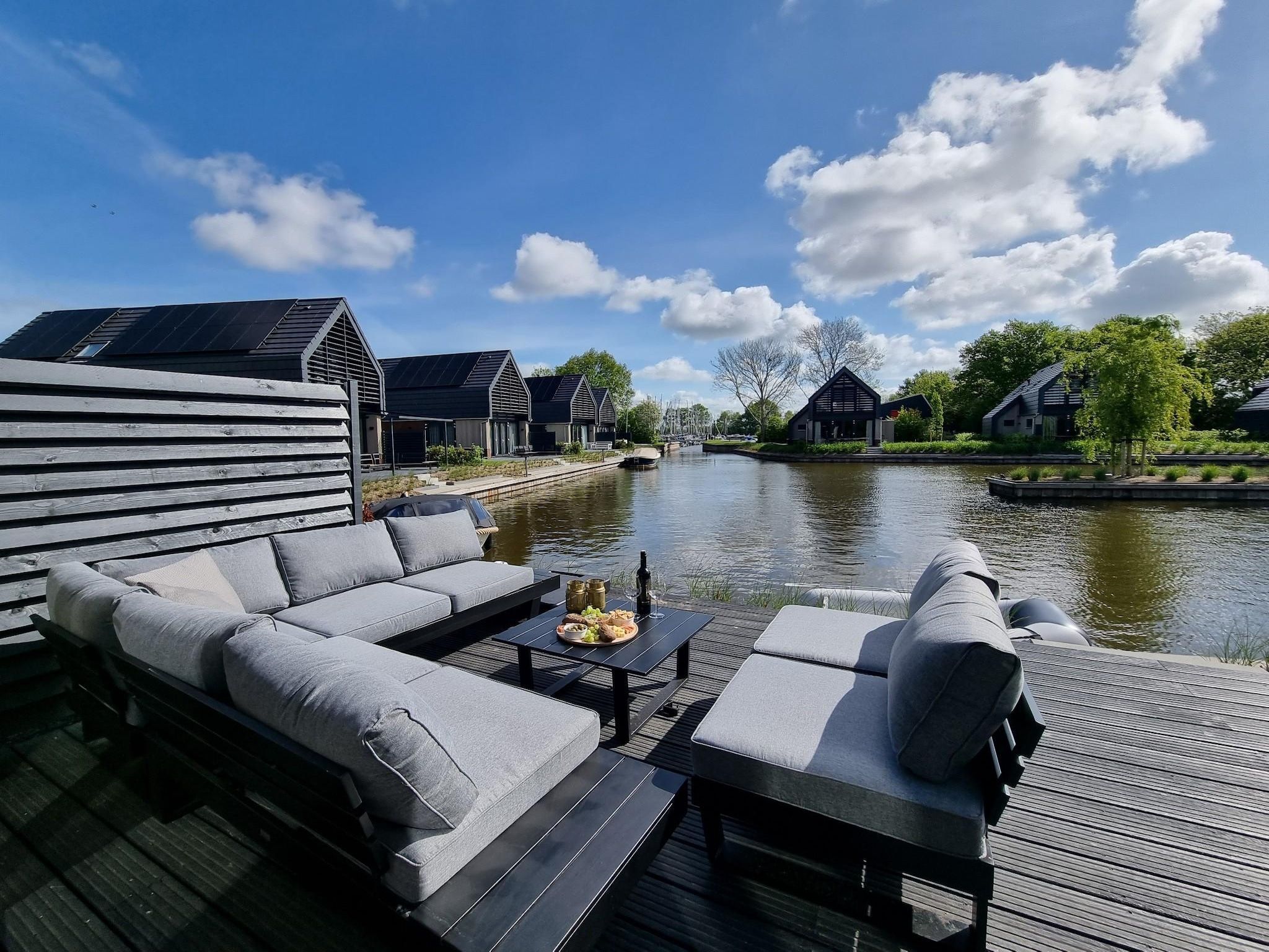 Het terras van Watervilla Fiiftjin in Balk