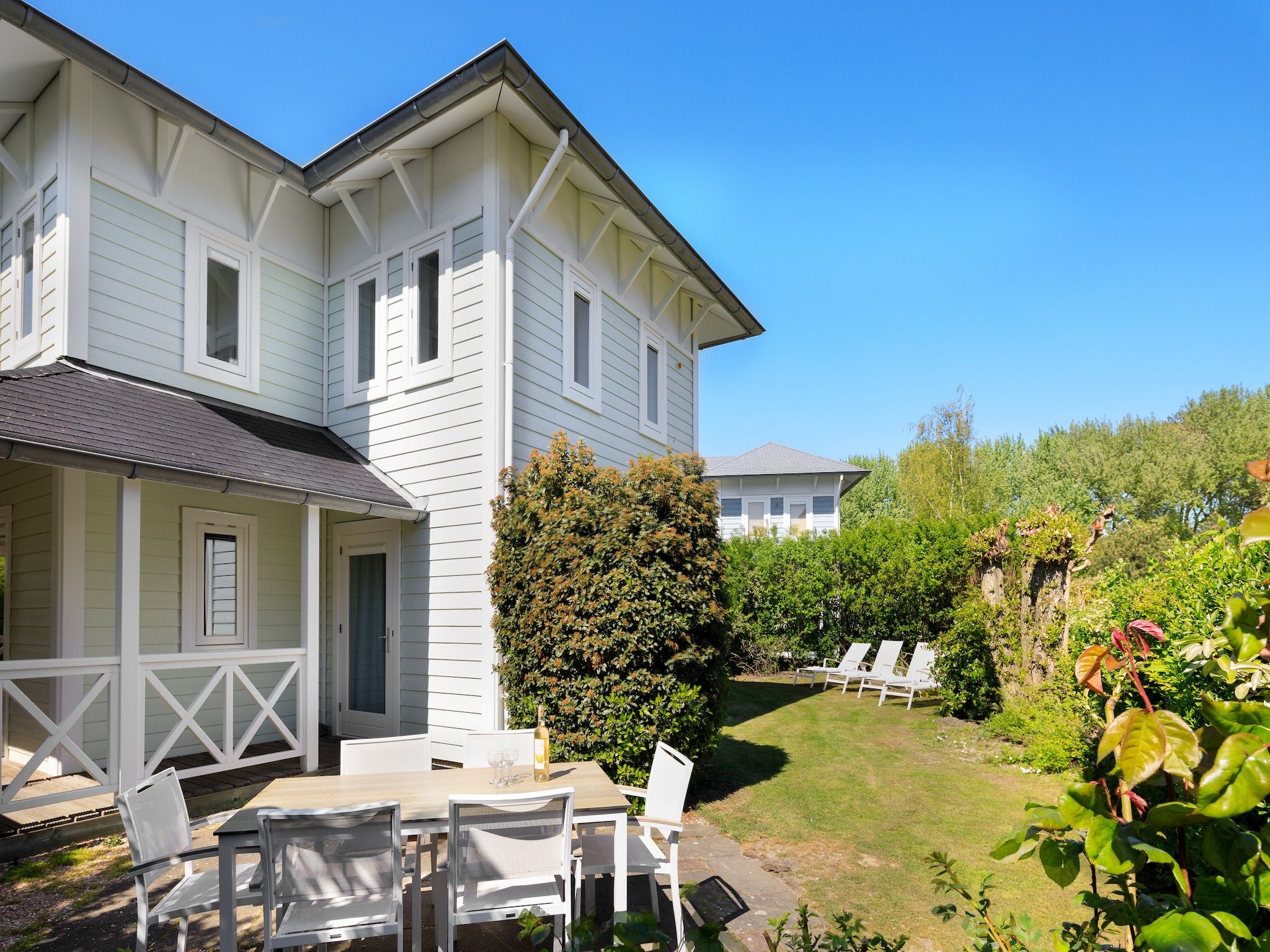 Het terras van Vakantiepark Cape Helius 24 in Hellevoetsluis