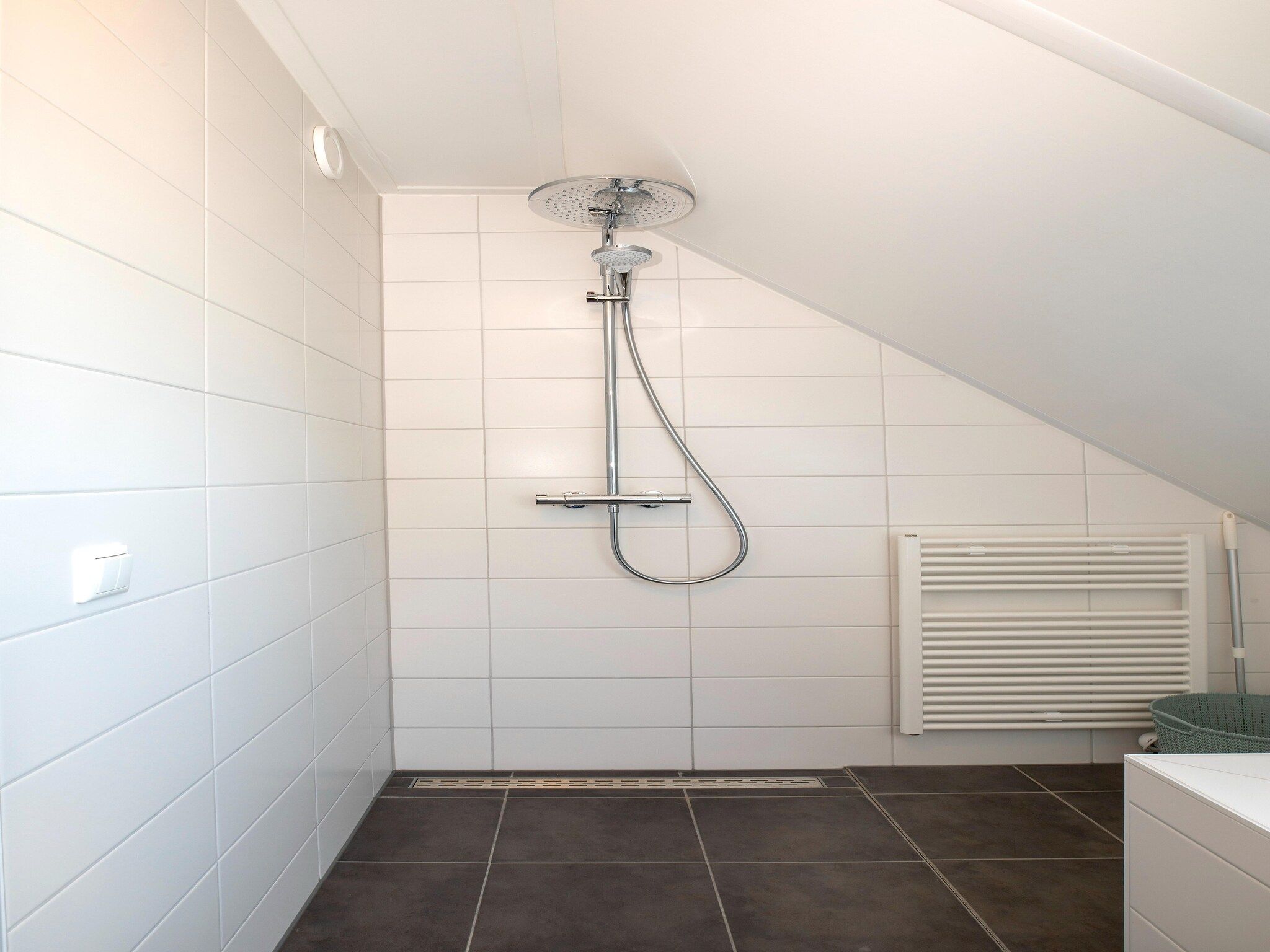 De badkamer van Landgoed Eysinga State 5 in Sint Nicolaasga