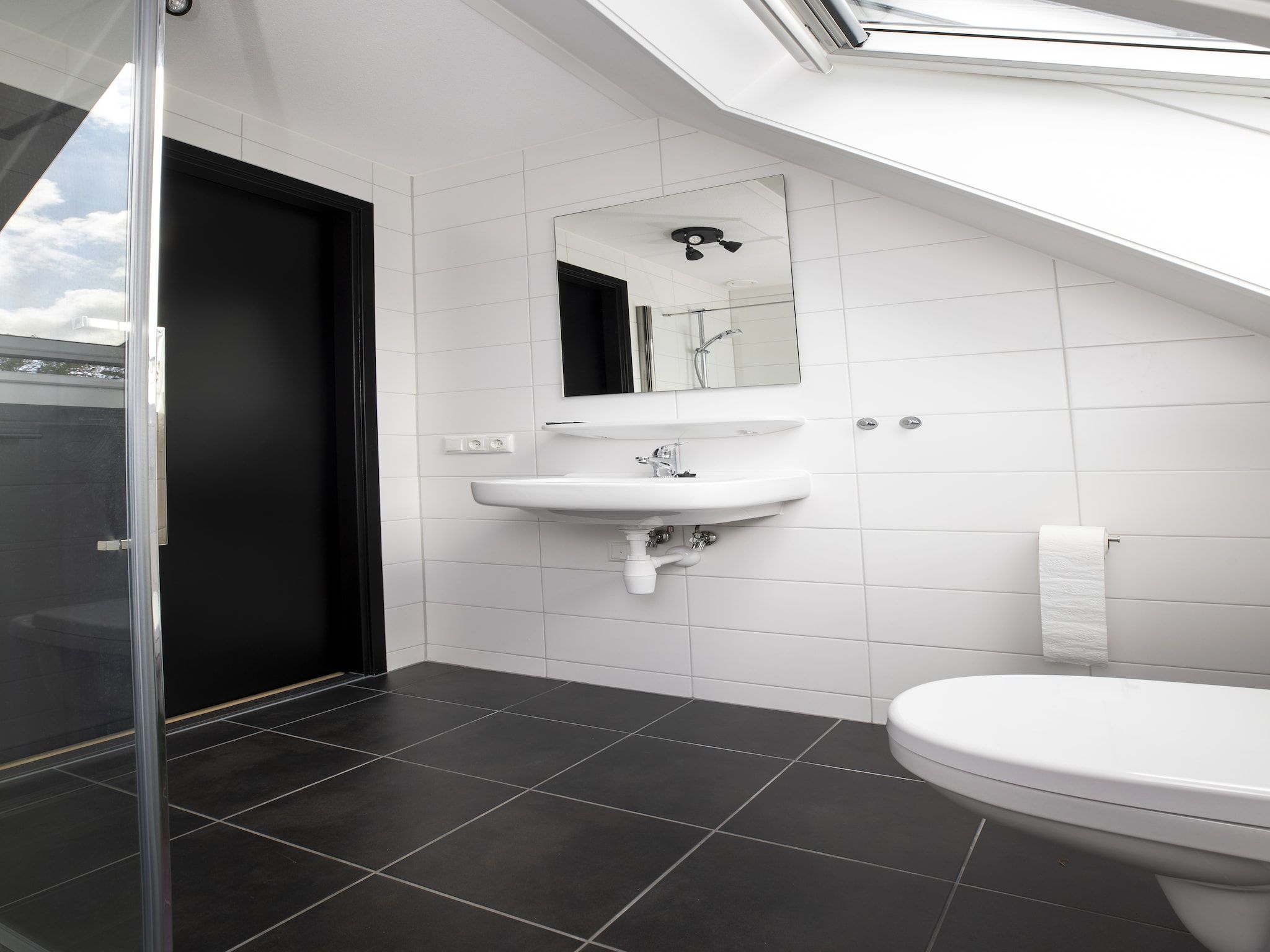 De badkamer van Landgoed Eysinga State 6 in Sint Nicolaasga