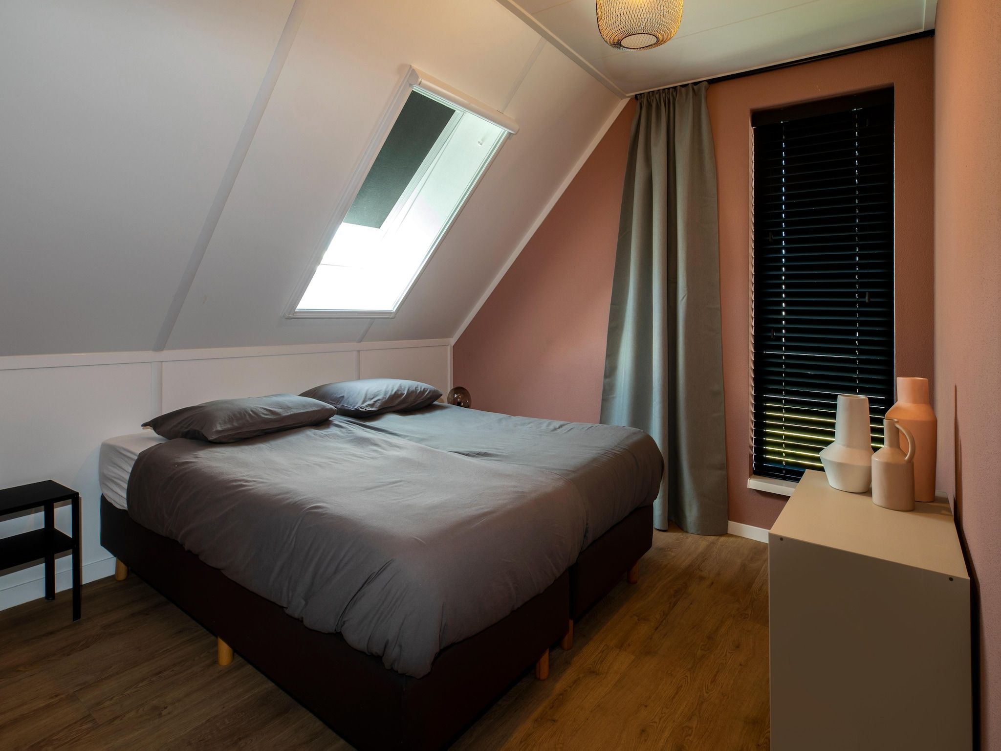 Een slaapkamer van Landgoed Eysinga State 6 in Sint Nicolaasga