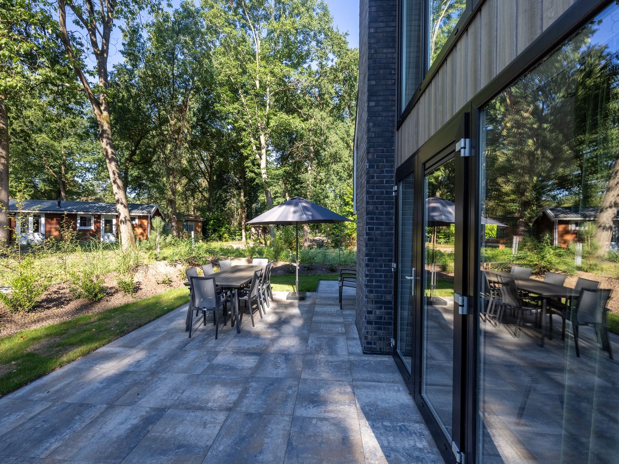 Het terras van Vakantiepark De Rimboe & De Woeste Hoogte 38 in Hoenderloo