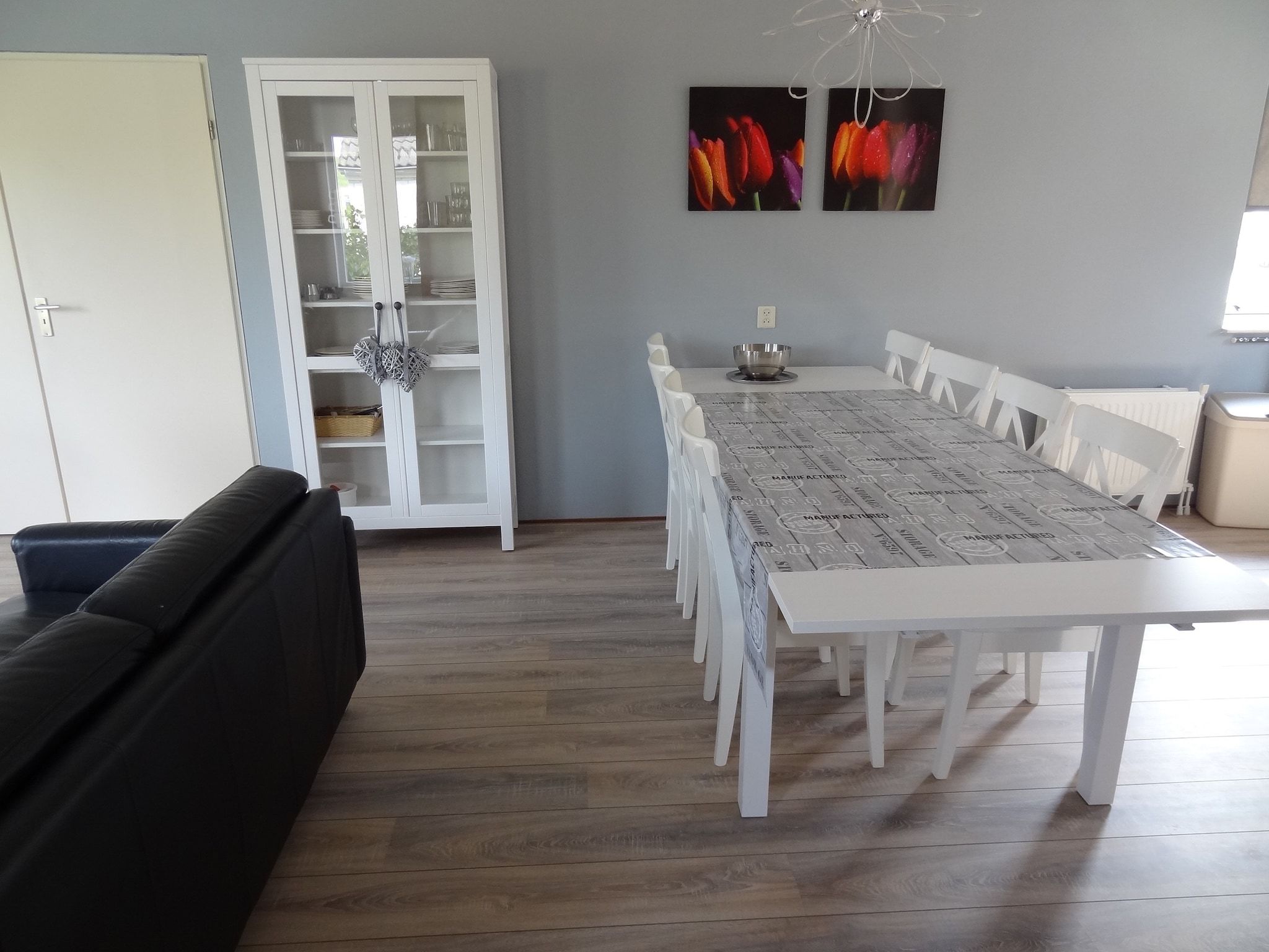 De woonkamer van Villapark De Oesterbaai 15 in Wemeldinge