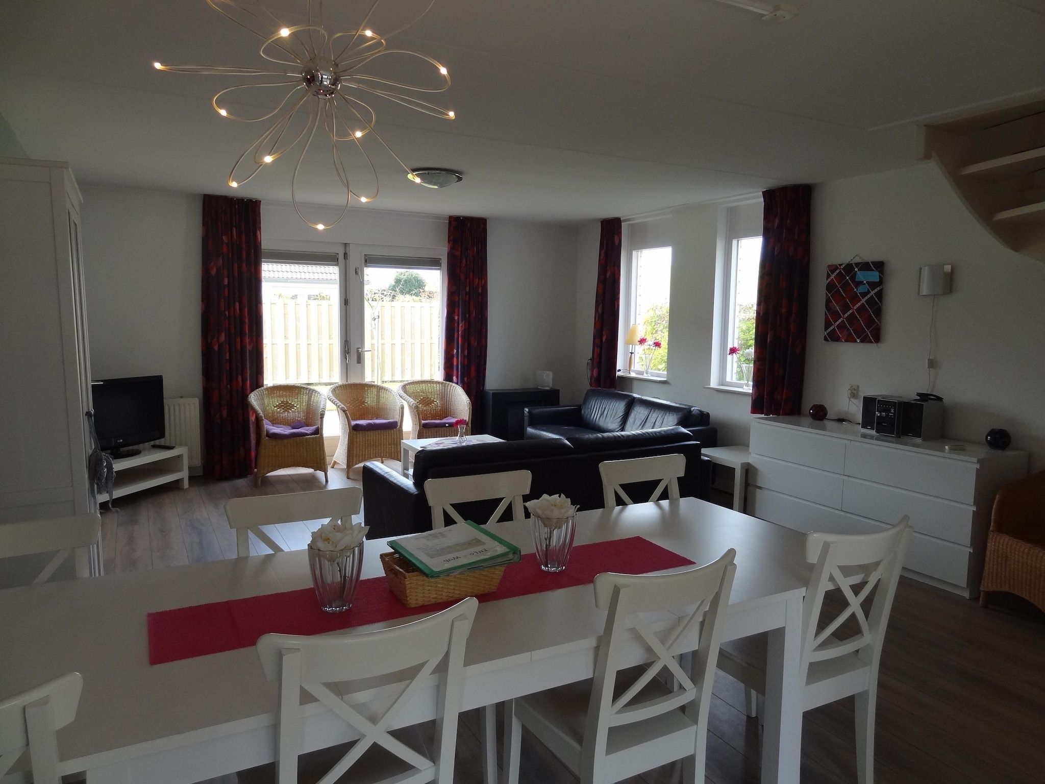 De eetkamer van Villapark De Oesterbaai 15 in Wemeldinge