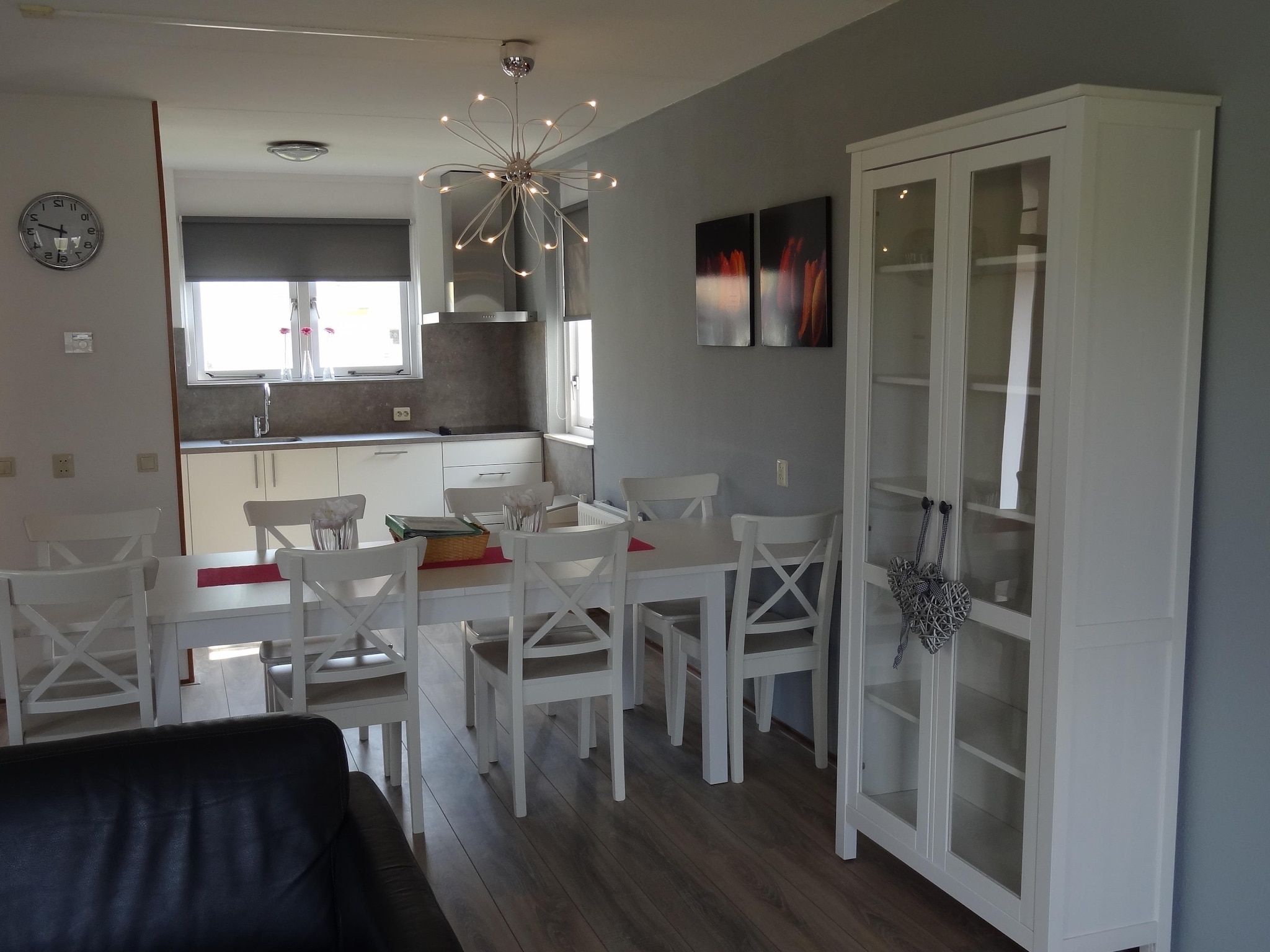 De eetkamer van Villapark De Oesterbaai 15 in Wemeldinge