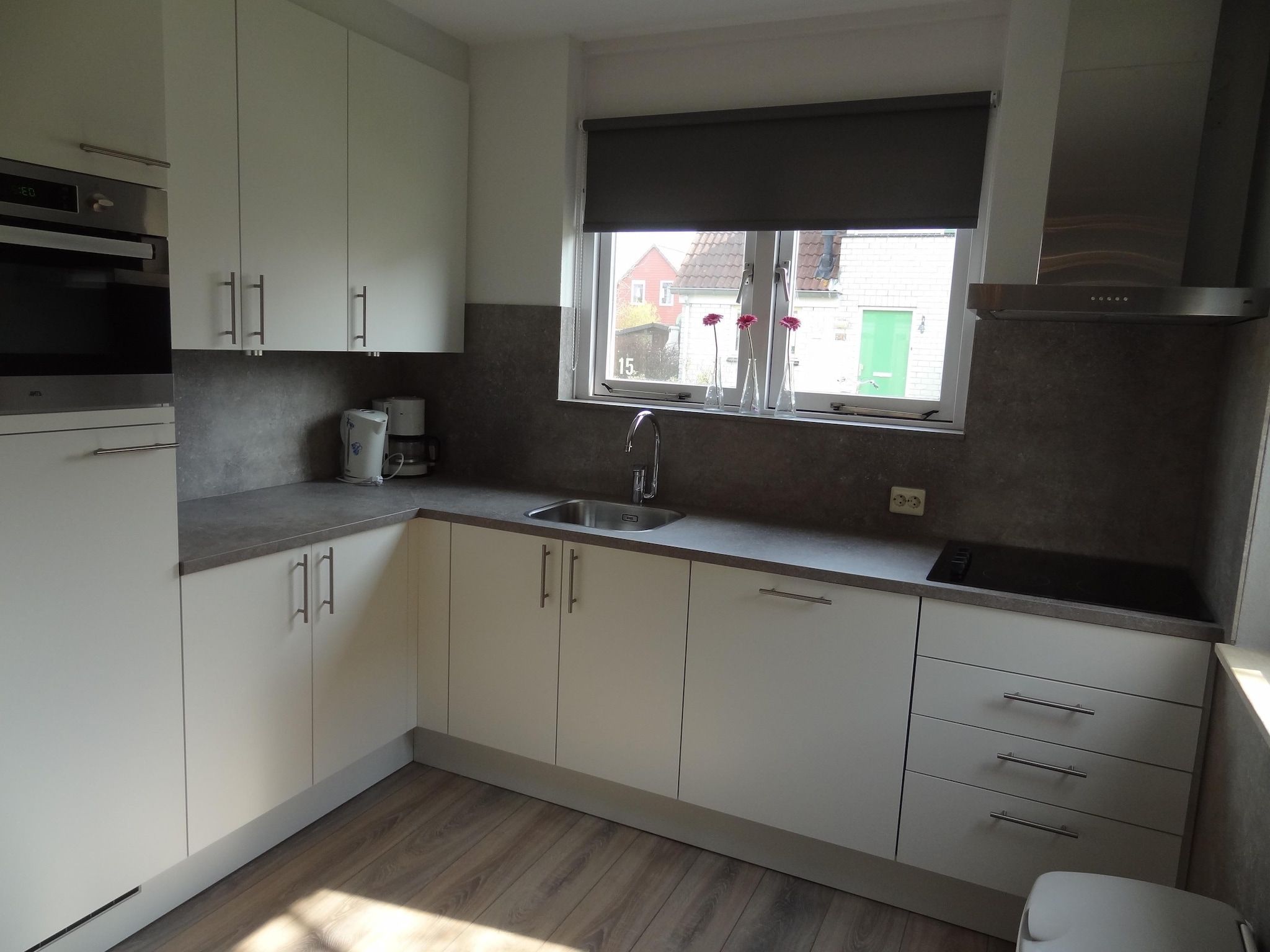 De keuken van Villapark De Oesterbaai 15 in Wemeldinge