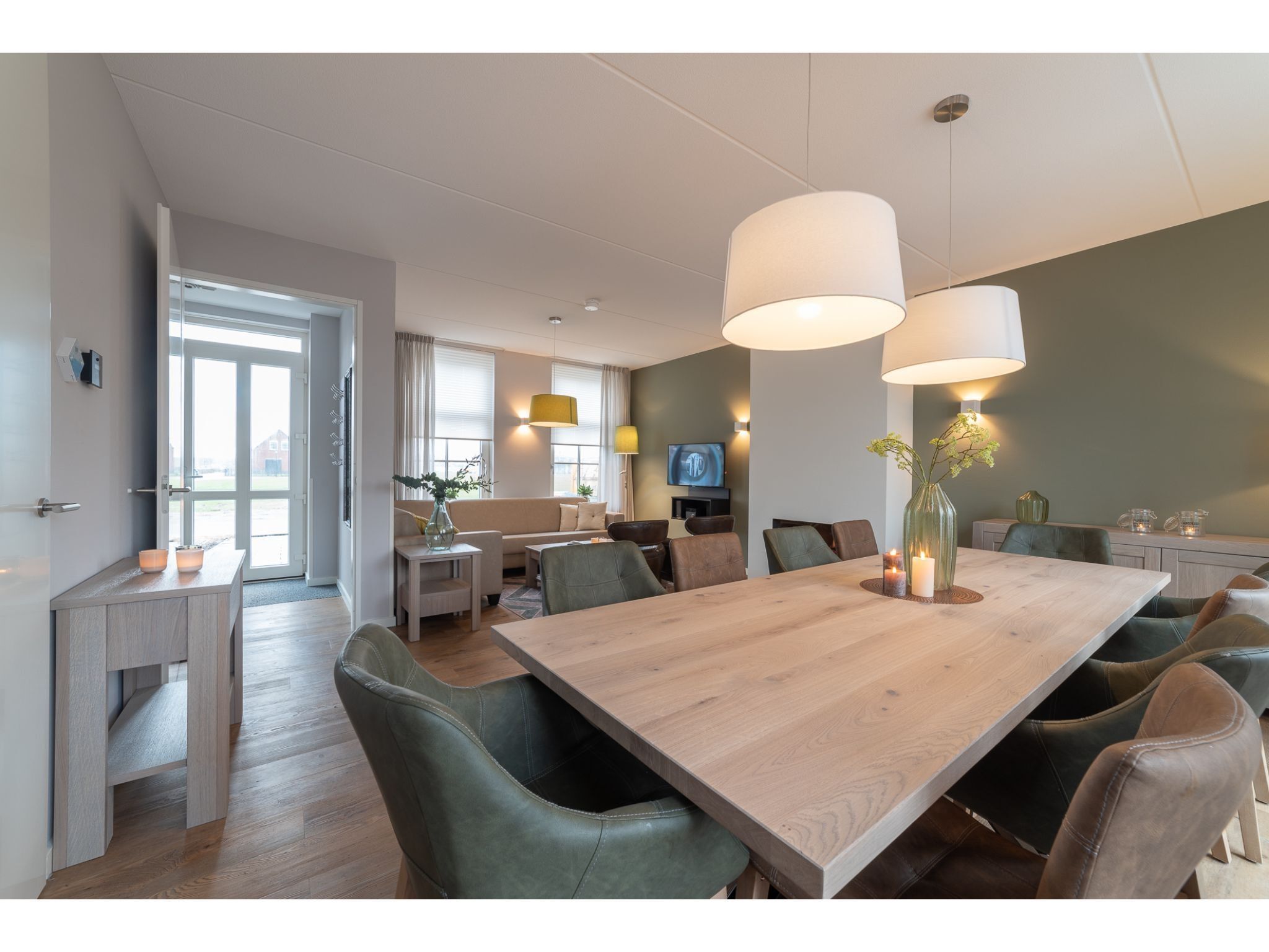 De eetkamer van 8 persoons vrijstaand met jacuzzi in Colijnsplaat