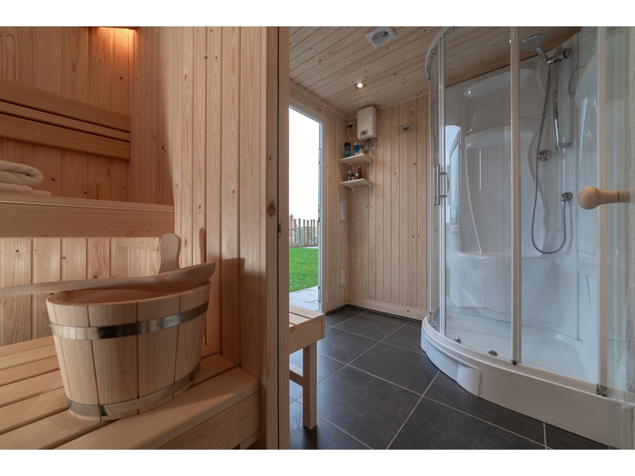 Wellness bij 8 persoons vrijstaand met jacuzzi in Colijnsplaat