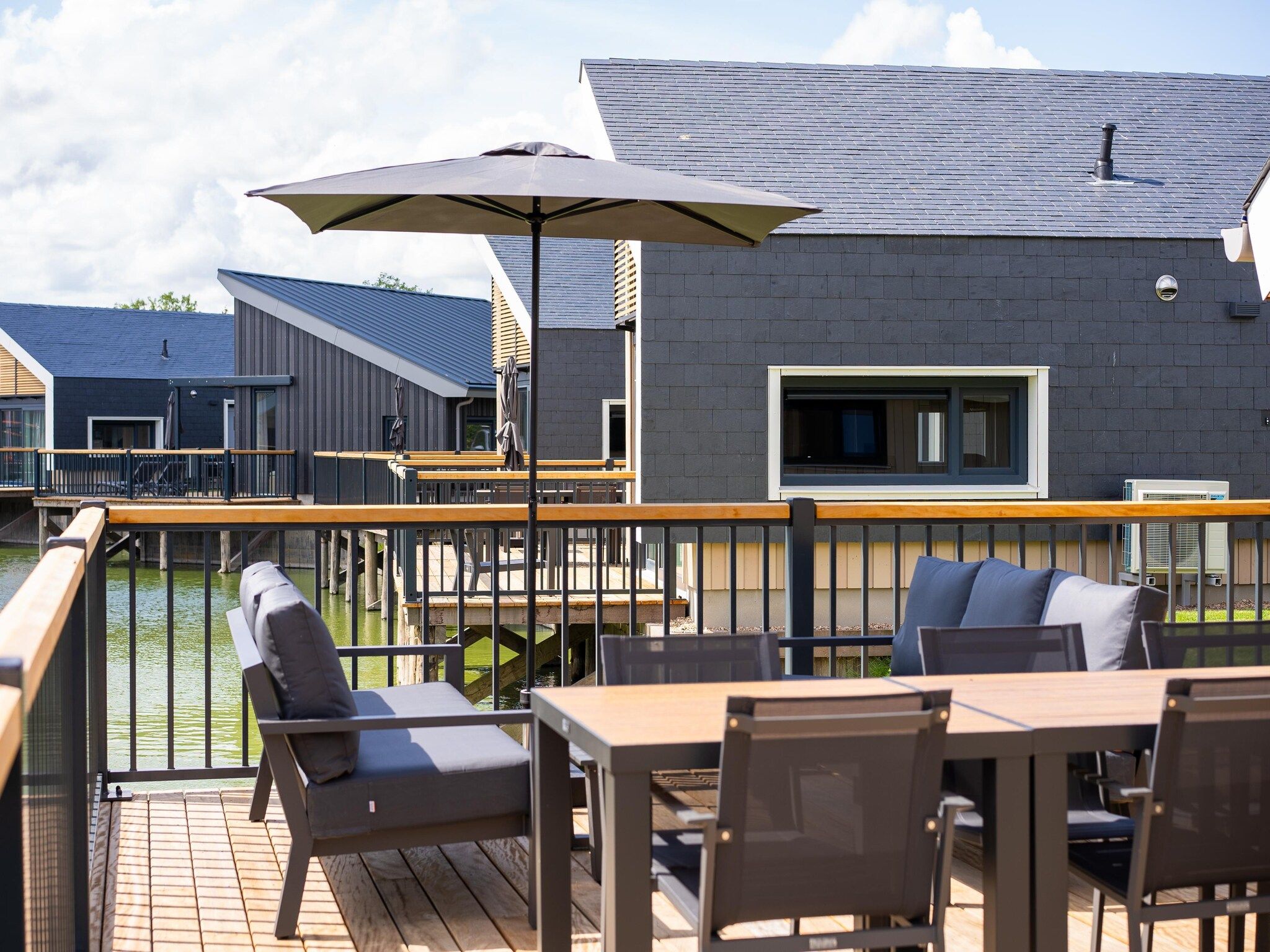 Het terras van Vakantiepark Zeebad 19 in Breskens