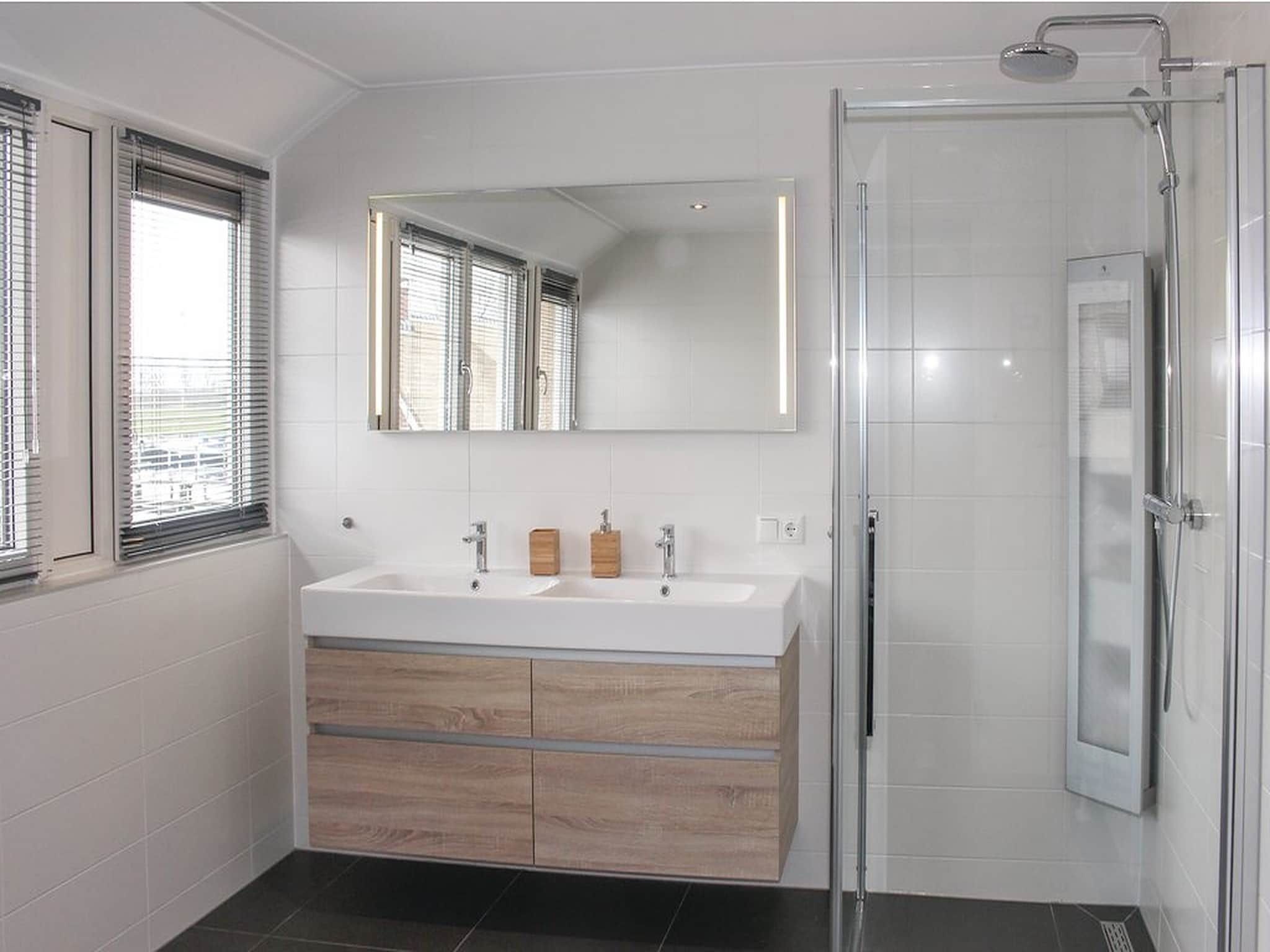 De badkamer van Recreatiepark Idskenhuizen 3 in Idskenhuizen