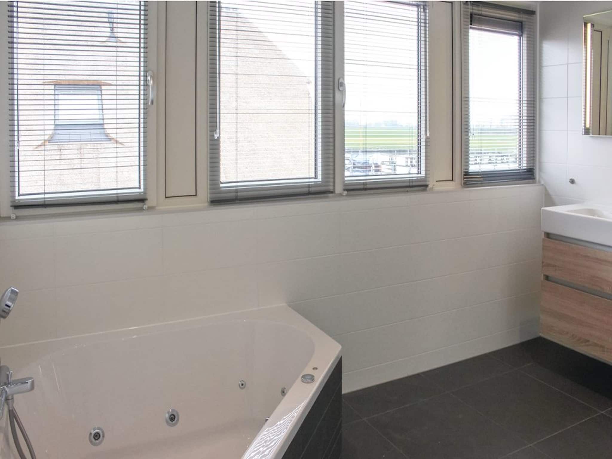 De badkamer van Recreatiepark Idskenhuizen 3 in Idskenhuizen