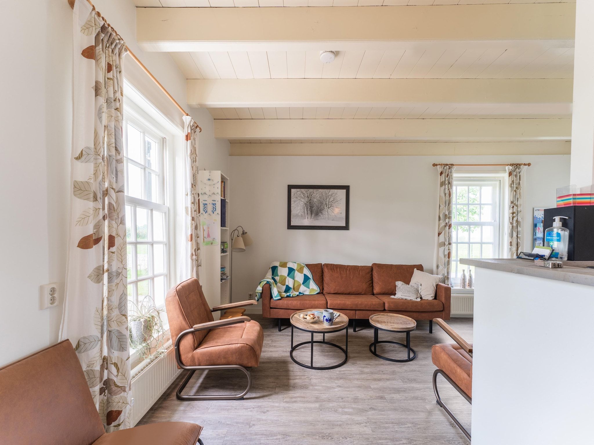 De woonkamer van The Old Farmhouse in Montfoort