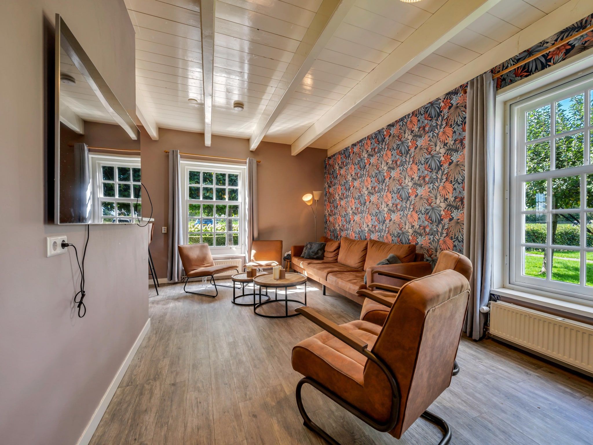 De woonkamer van The Old Farmhouse in Montfoort
