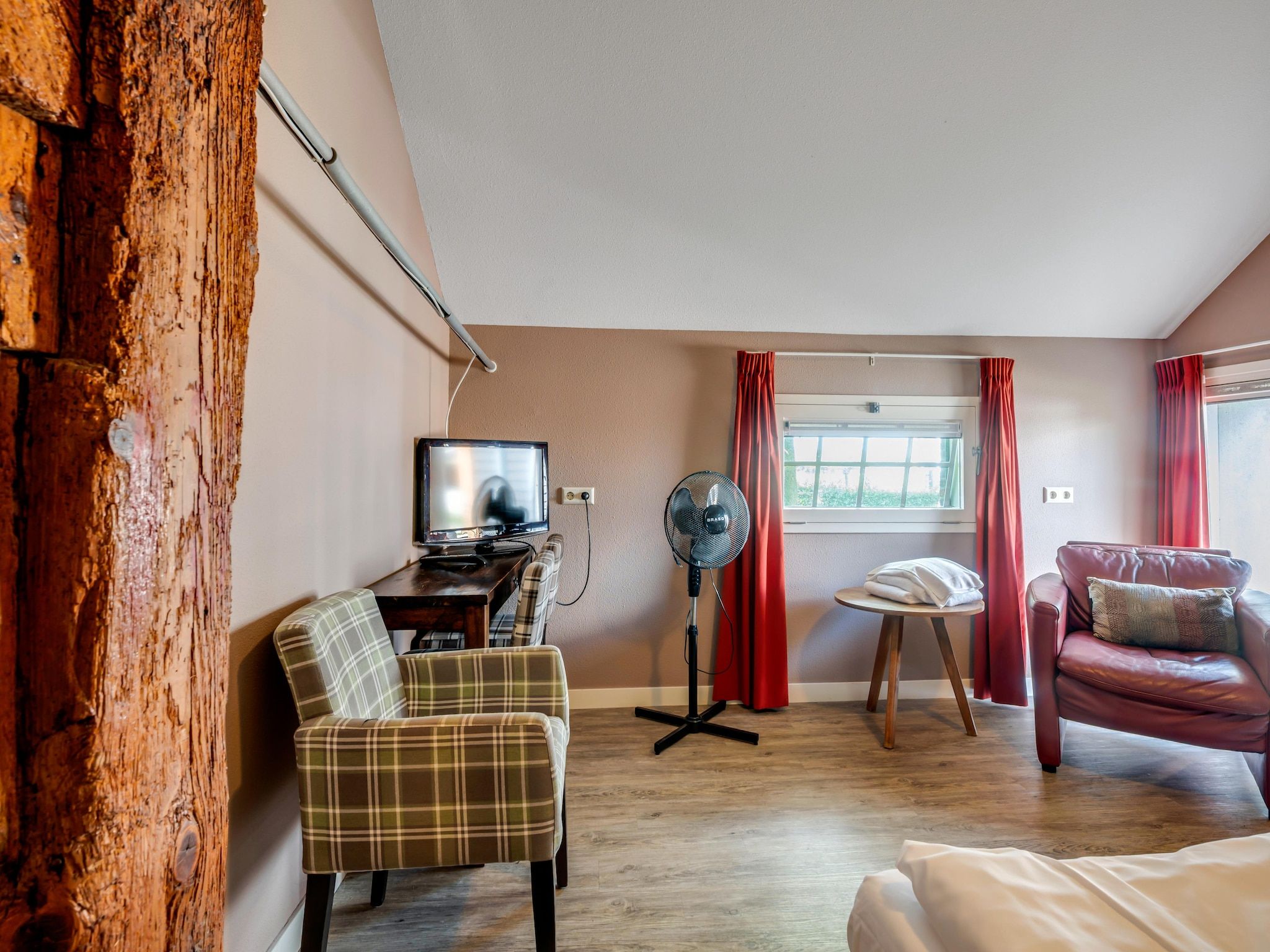 De woonkamer van The Old Farmhouse in Montfoort