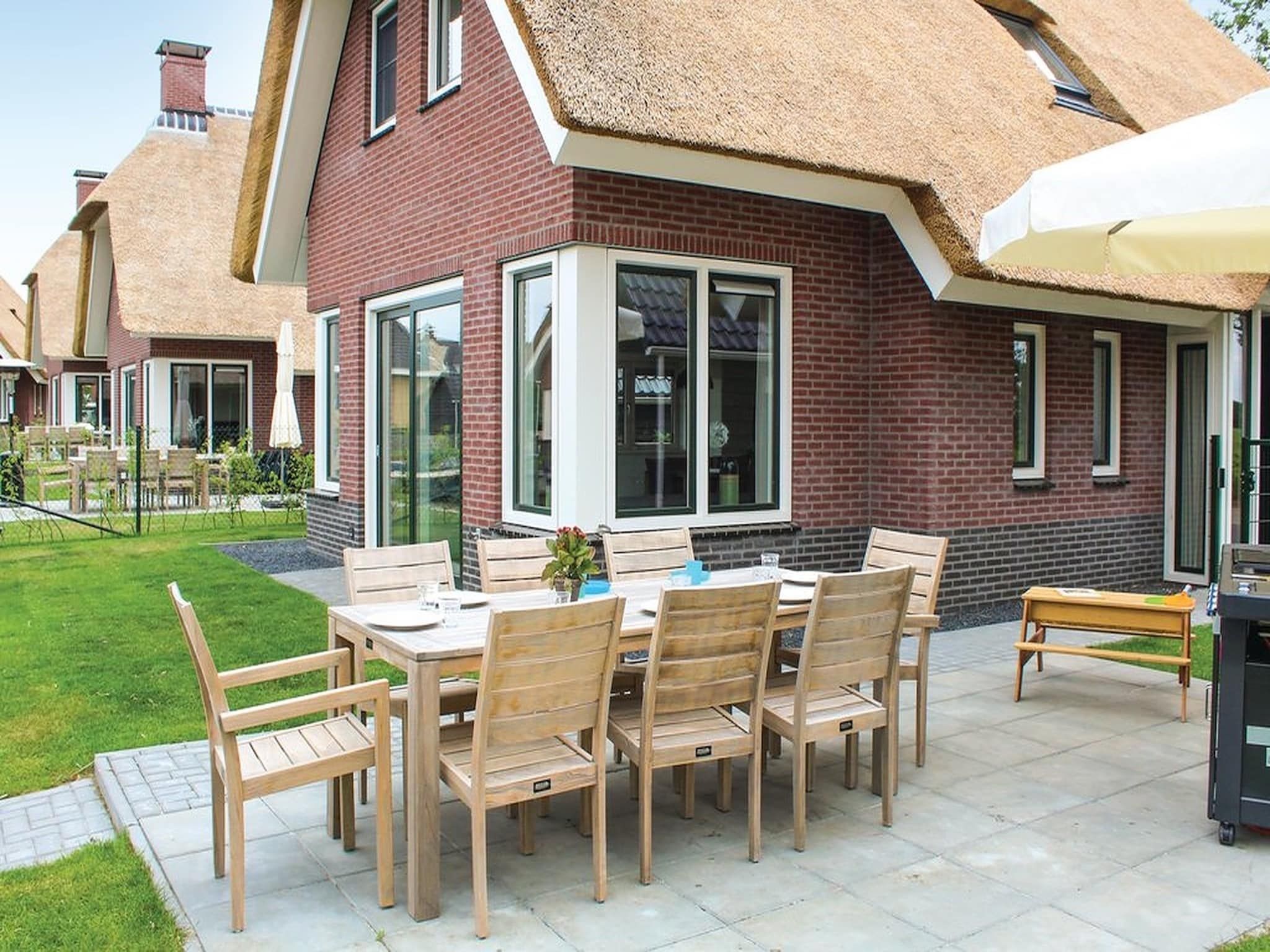 Het terras van Recreatiepark Idskenhuizen 7 in Idskenhuizen