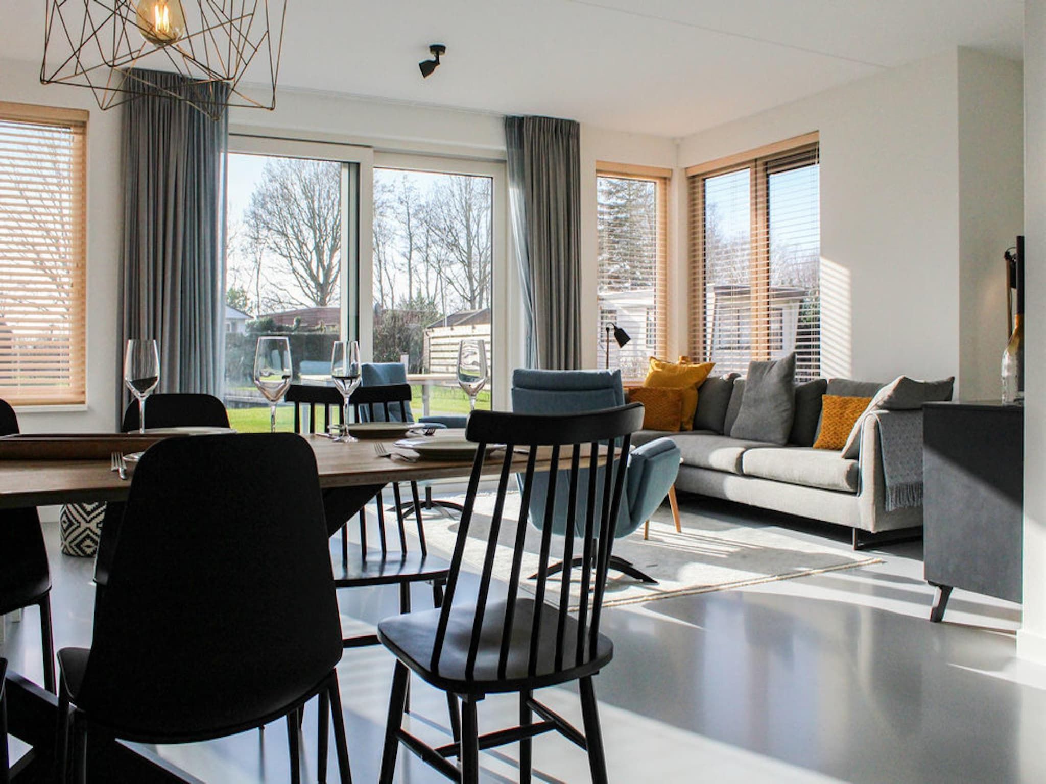 De eetkamer van Recreatiepark Idskenhuizen 8 in Idskenhuizen